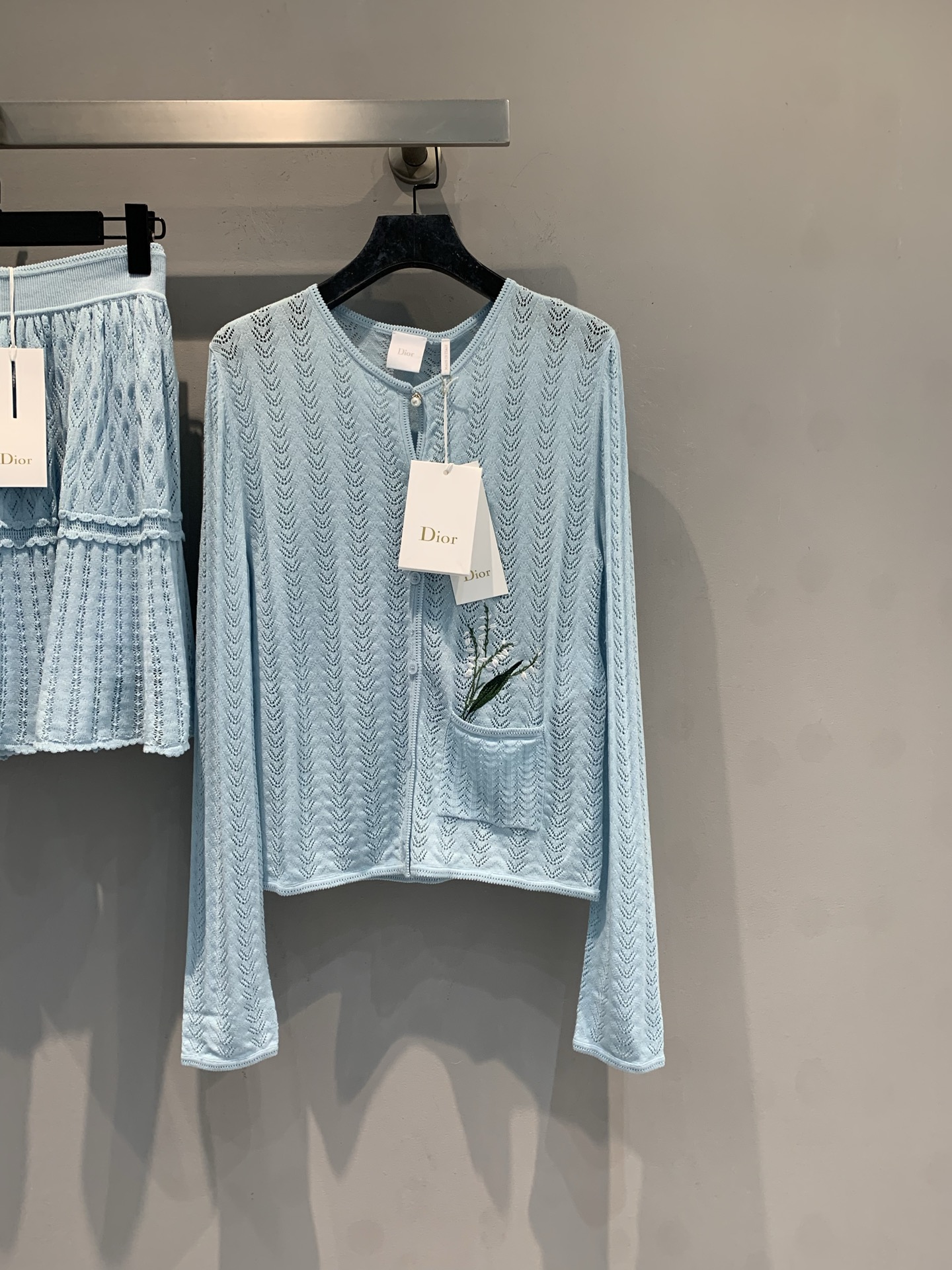 NO:749821,The new model is shipping. M is the first model of the original developed CD Jonathan series, light blue hollow knitted fabric, light and breathable, super comfortable to wear in spring and summer!  Front buttons + pockets, practical and detailed. The lily of the valley embroidery in the lower left corner is super delicate and full of natural flavor ~ It can be easily used for daily commuting and leisure, and it is elegant and elegant when paired with skirts or trousers. Size 36 38 40,,skirts,19860909新款出货啦M 原版开发 CD Jonathan系列首秀款,浅蓝色镂空针织,轻盈透气,春夏穿超舒服！正面纽扣+口袋,实用又有细节感.左下角铃兰刺绣超精致,满满自然气息～日常通勤、休闲都能轻松驾驭,搭裙装或裤装都很优雅有气质.码数36 38 40,,skirts,,Women's clothing