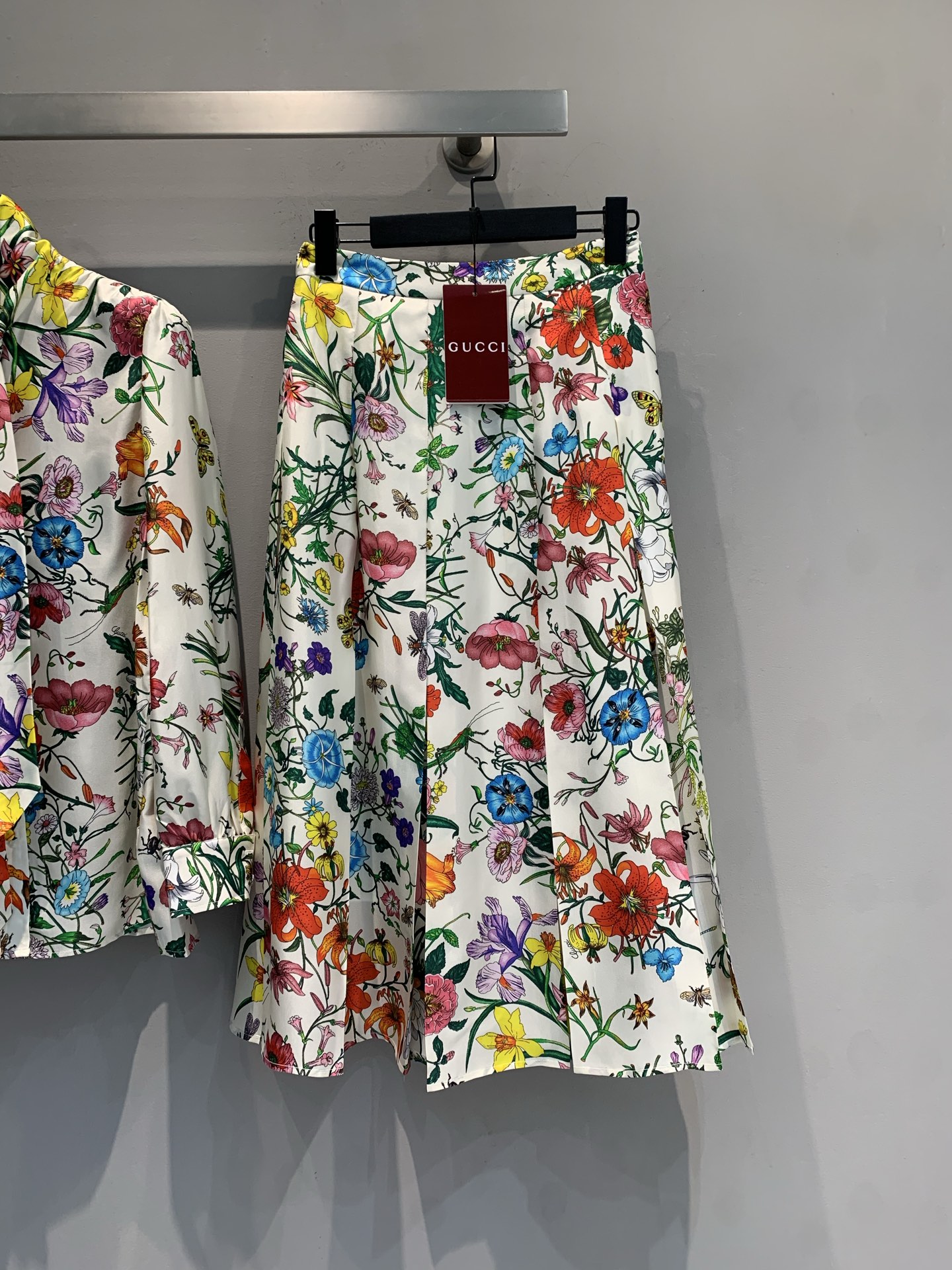 NO:749788,The new model is shipping. M originally developed by G La Famiglia series floral skirt, made of mulberry silk twill fabric, light and smooth, super comfortable to wear in spring and summer!  The skirt is covered with Flora floral prints, which are brightly colored and full of artistic sense. The high-waisted A-line version is flattering and elegant, and can be easily worn in daily life or special occasions. Inspired by the theme of 'family', the individual aesthetics are integrated with the brand's classic elements, making it fashionable and attitude!  Code number 36 38 40 42,,gucci,skirts,19860909新款出货啦M 原版开发 G家 La Famiglia系列花卉半身裙,采用桑蚕丝斜纹面料,轻盈柔滑,春夏穿超舒服！裙身满是Flora花卉印花,色彩鲜艳,艺术感满满.高腰A字版型,修饰身形又优雅,日常或特殊场合都能轻松驾驭.灵感来自“家族”主题,个性美学与品牌经典元素融合,时髦又有态度！码数36 38 40 42,,gucci,skirts,,Women's clothing