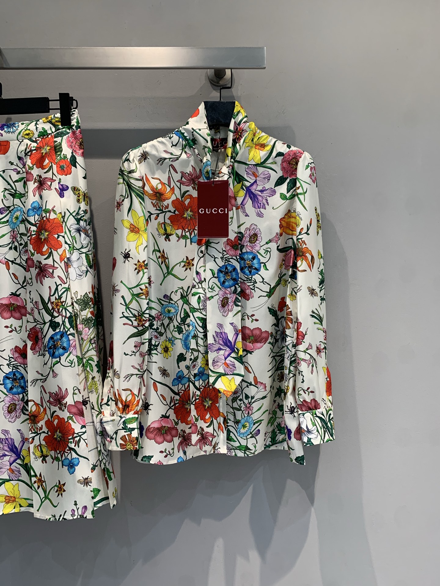 NO:749798,The new model is now shipping. The original G family La Famiglia series floral shirt is one of Demna Gvasalia’s first masterpieces. Silk satin material, smooth and shiny, full-print Flora floral pattern, inspired by the 1966 classic print, rich in color, symbolizing natural vitality. The ribbon neck can be tied with a bow, adding softness and elegance, retro and exquisite style, paired with a high-waisted skirt or suit pants, easily create a noble OOTD. Size 36 38 40  42,,gucci,skirts,shirts,business suit,real silk,19860909新款出货啦 原版开发 G家 La Famiglia系列花卉衬衫,Demna Gvasalia首秀代表作之一.真丝缎面材质,顺滑有光泽,满印Flora花卉图案,灵感来自1966年经典印花,色彩丰富,象征自然生机.飘带领口可系蝴蝶结,增添柔美优雅,复古精致风格,搭配高腰裙或西装裤,轻松打造贵气OOTD.码数36 38 40 42,,gucci,skirts,shirts,business suit,real silk,,Women's clothing