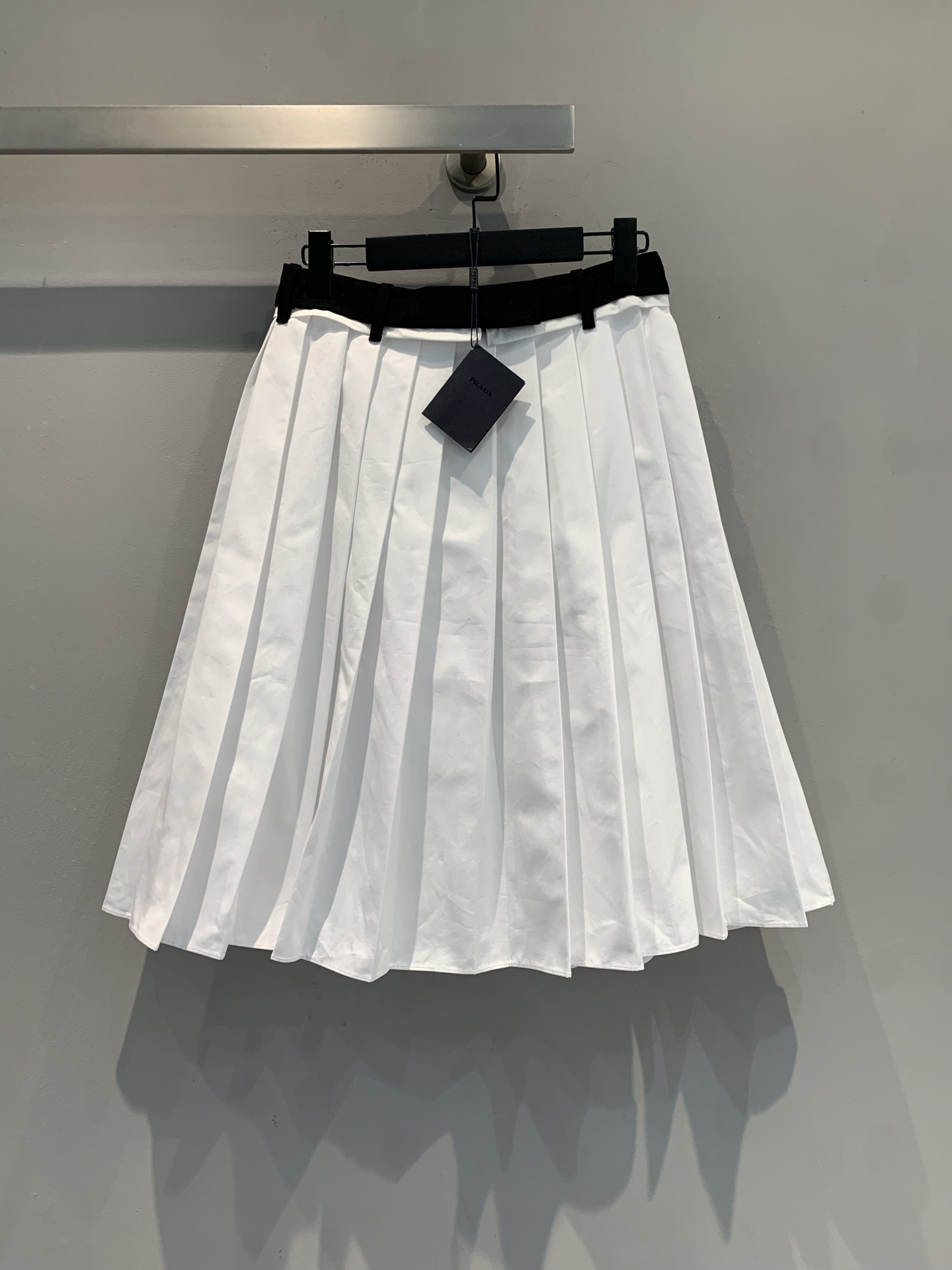 NO:749812,The new model is shipping. M is originally developed by Prad* for early spring. The new contrasting color high-waisted wool pleated skirt has an A-line shape and fine pleats. It has a great drape and is full of college style!  The high-waisted design elongates the proportions of the legs, making you appear slimmer and taller. The wool material is wrinkle-resistant and is suitable for daily commuting and campus wear. You can easily switch between retro or intellectual style when paired with a sweater, shirt or Polo ~ The skirt is mid-length, elegant and practical, and it is a must-have and versatile item in the wardrobe!  Size SML,,prada,skirts,shirts,19860909新款出货啦M 原版开发 Prad*早春新款撞色高腰羊毛百褶裙,A字版型+细密压褶,垂感超赞,学院风满满！高腰设计拉长腿部比例,显瘦又显高.羊毛材质抗皱,日常通勤、校园穿搭都很OK,搭配针织衫、衬衫或Polo都能轻松切换复古or知性风～裙长中长款,优雅又实用,是衣橱必备百搭单品！码数SML,,prada,skirts,shirts,,Women's clothing