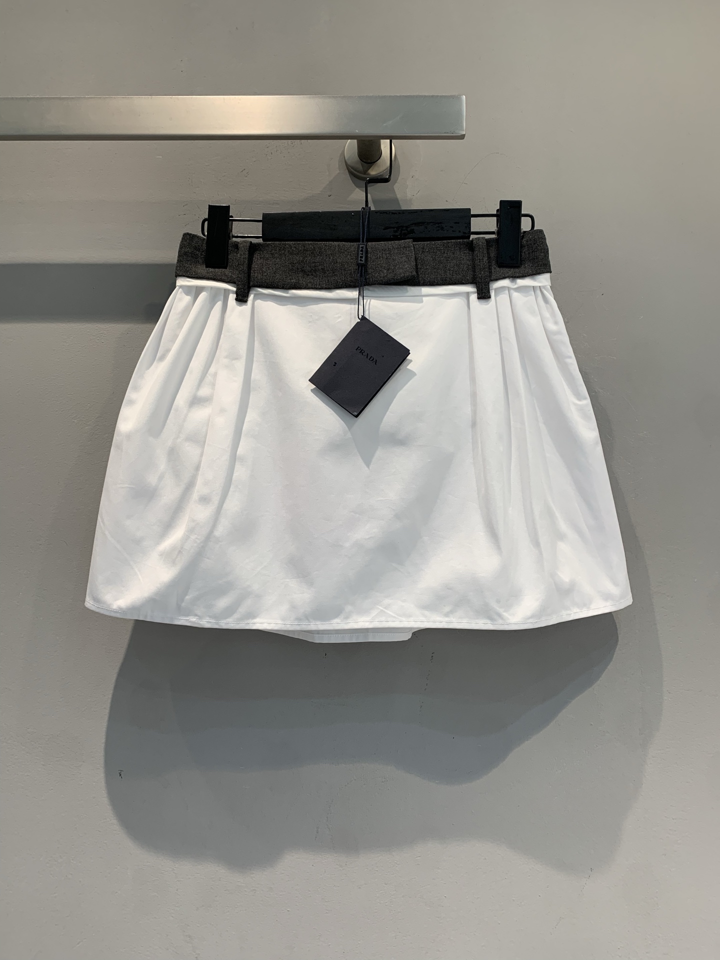 NO:749822,The new model is now shipping, originally developed by Prad* for early spring. New contrasting color high-waisted A-line skirt. Light and thin fabric is perfect for summer. Simple design + natural pleats, full of three-dimensional effect!  The high-waisted tailoring modifies the waistline and looks great with T-shirts, shirts or sweaters, and can be worn for both commuting and leisure. The skirt is moderately long, showing off the legs without exposing the legs, and is extremely versatile. It can be worn with short boots, sneakers, and sandals to switch styles as you like ~ size SML, prada, sandals, boots, sneakers, skirts, shirts, tees, t-shirt,19860909新款出货啦原版开发 Prad*早春新款撞色高腰A字短裙,轻薄面料超适合夏天,简约设计+自然褶皱,立体感满满！高腰剪裁修饰腰线,搭配T恤、衬衫或针织衫都很OK,通勤休闲都能穿.裙长适中,显腿又不暴露,百搭属性超强,配短靴、运动鞋、凉鞋随心切换风格～码数SML,,prada,sandals,boots,sneakers,skirts,shirts,tees，t-shirt,,Women's clothing