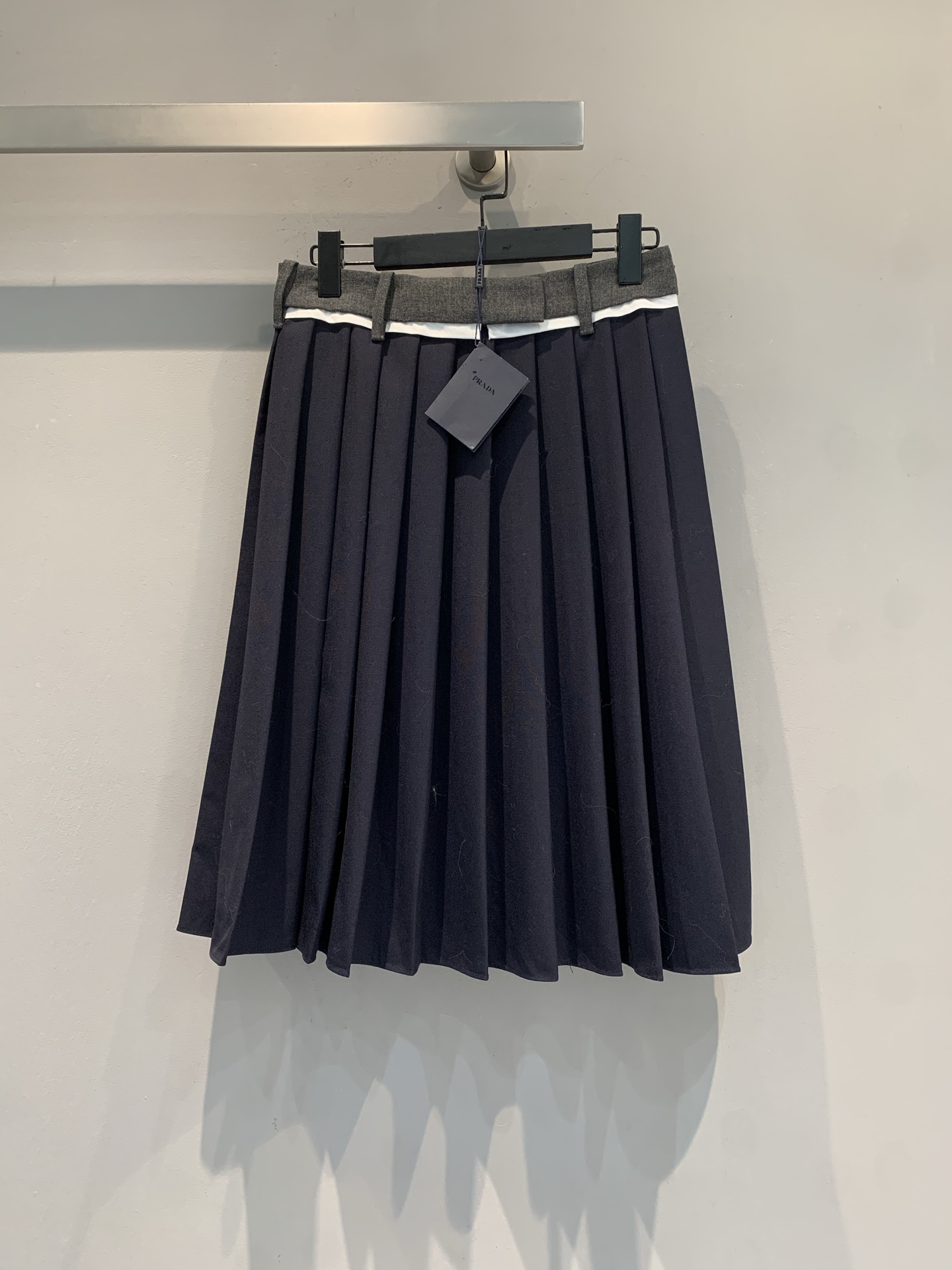 NO:749808,The new model is on the way. M originally developed by Prad* contrasting color wool pleated skirt, using high-temperature shaping process, three-dimensional pleated design is super textured. Wool blended fabric, soft and warm, perfect for spring and autumn!  Contrast color waist + elastic waist, comfortable and fashionable, A-line skirt is slim and versatile, can be easily worn for commuting or college style~ Pair it with a sweater or coat, and you can easily get a high-end look. Size SML, prada, skirts,19860909新款出货啦M 原版开发 Prad*撞色羊毛百褶半裙,采用高温定型工艺,立体压褶设计超有质感.羊毛混纺面料,柔软又保暖,春秋穿超合适！撞色腰头+松紧腰,舒适又时髦,A字裙摆显瘦又百搭,通勤、学院风都能轻松驾驭～搭配针织衫或大衣,轻松get高级感穿搭.码数SML,,prada,skirts,,Women's clothing