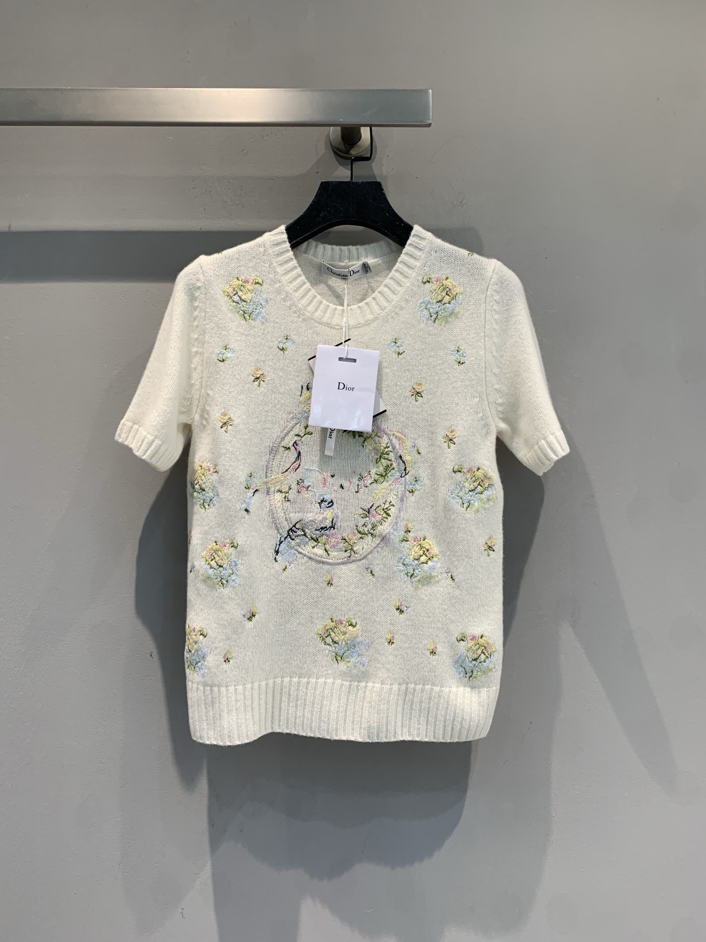 NO:749826,The new model has been shipped. The original development CD spring and summer series floral knitted short-sleeved, off-white cashmere blend, soft and skin-friendly, super breathable!  Exquisite floral embroidery on the front, full of details, full of elegant and romantic temperament. Off-shoulder cut + short-sleeved design, super comfortable to wear in spring and summer, easy to manage for commuting and leisure. Pair with high-waisted pants or skirts, get a gentle and intellectual style!  Designed by Dior's new director, it is both practical and artistic. It is a must-have item for spring and summer. Size 36 38 40, dior, skirts, T-shirt,19860909新款出货啦 原版开发 CD春夏系列花卉针织短袖,米白色羊绒混纺,柔软亲肤,透气性超赞！正面精致花卉刺绣,细节满满,优雅浪漫气质拉满.正肩剪裁+短袖设计,春夏穿超舒适,通勤休闲都能轻松驾驭.搭配高腰裤或半身裙,温柔知性风get！Dior新总监设计,实用又艺术,是春夏必入单品.码数36 38 40,,dior,skirts,T-shirt,,Women's clothing