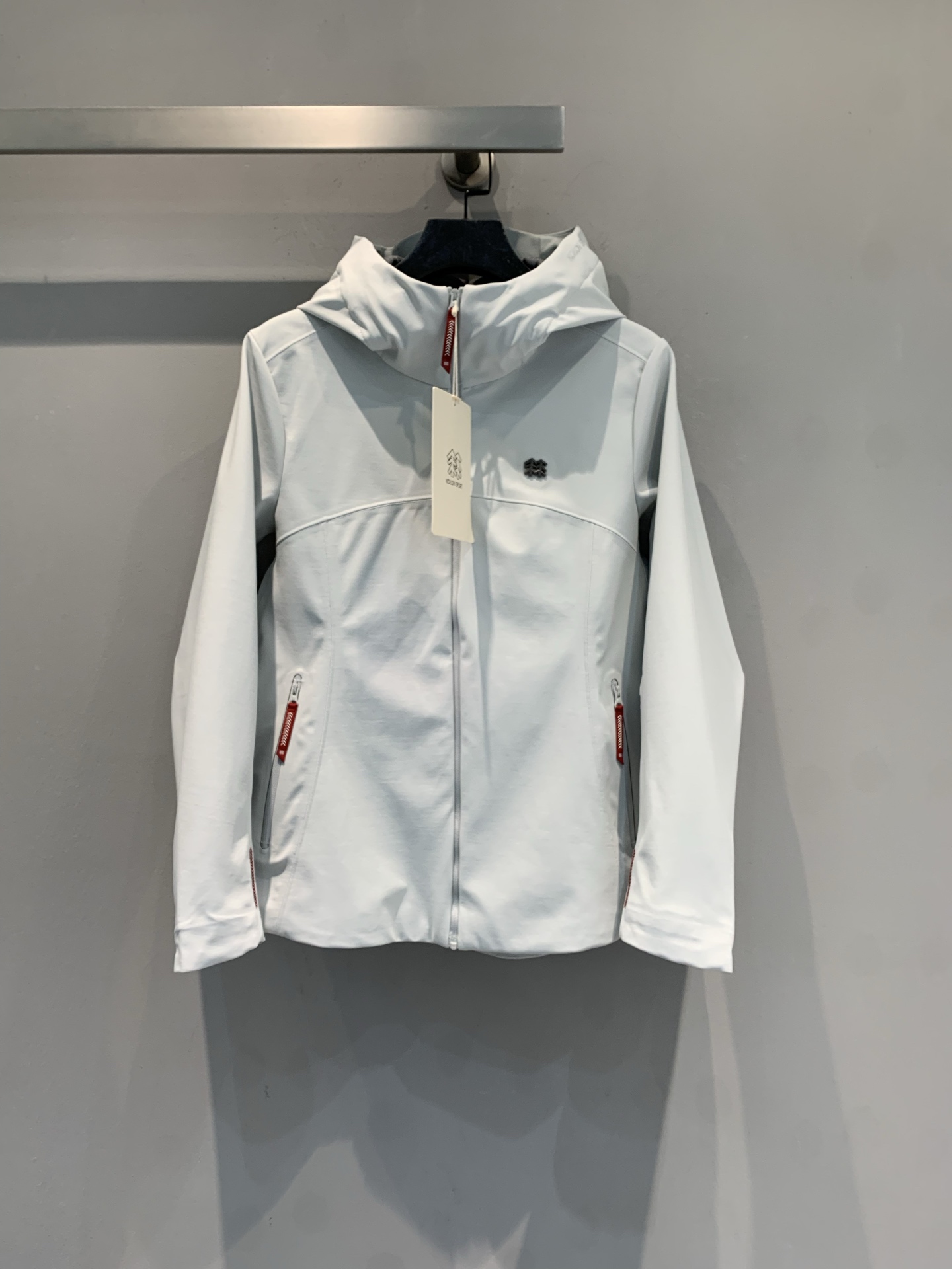 NO:753462,The new model has been shipped M. The limited-edition women's CNY TECHSHELL 3L soft shell jacket for the Year of the Horse is specially designed for outdoor hiking and daily commuting. It is made of 3L waterproof and windproof fabric, which is breathable and light. It is perfect for different seasons!  Hooded design + multiple pockets, easy storage, light color, low-key and versatile, can be easily used outdoors or commuting. Clean cut, functional and fashionable, it is a practical choice for outdoor enthusiasts!  Size S-XXL,,jackets & coats,hats,19860909新款出货啦M 可隆马年限定女款CNY TECHSHELL 3L软壳夹克,专为户外徒步和日常通勤设计,采用3L防水防风面料,透湿又轻盈,换季穿超合适！连帽设计+多口袋,收纳方便,浅色系低调百搭,户外or通勤都能轻松驾驭.剪裁利落,兼具功能与时尚,是户外爱好者的实用选择！码数S-XXL,,jackets & coats,hats,,Women's clothing