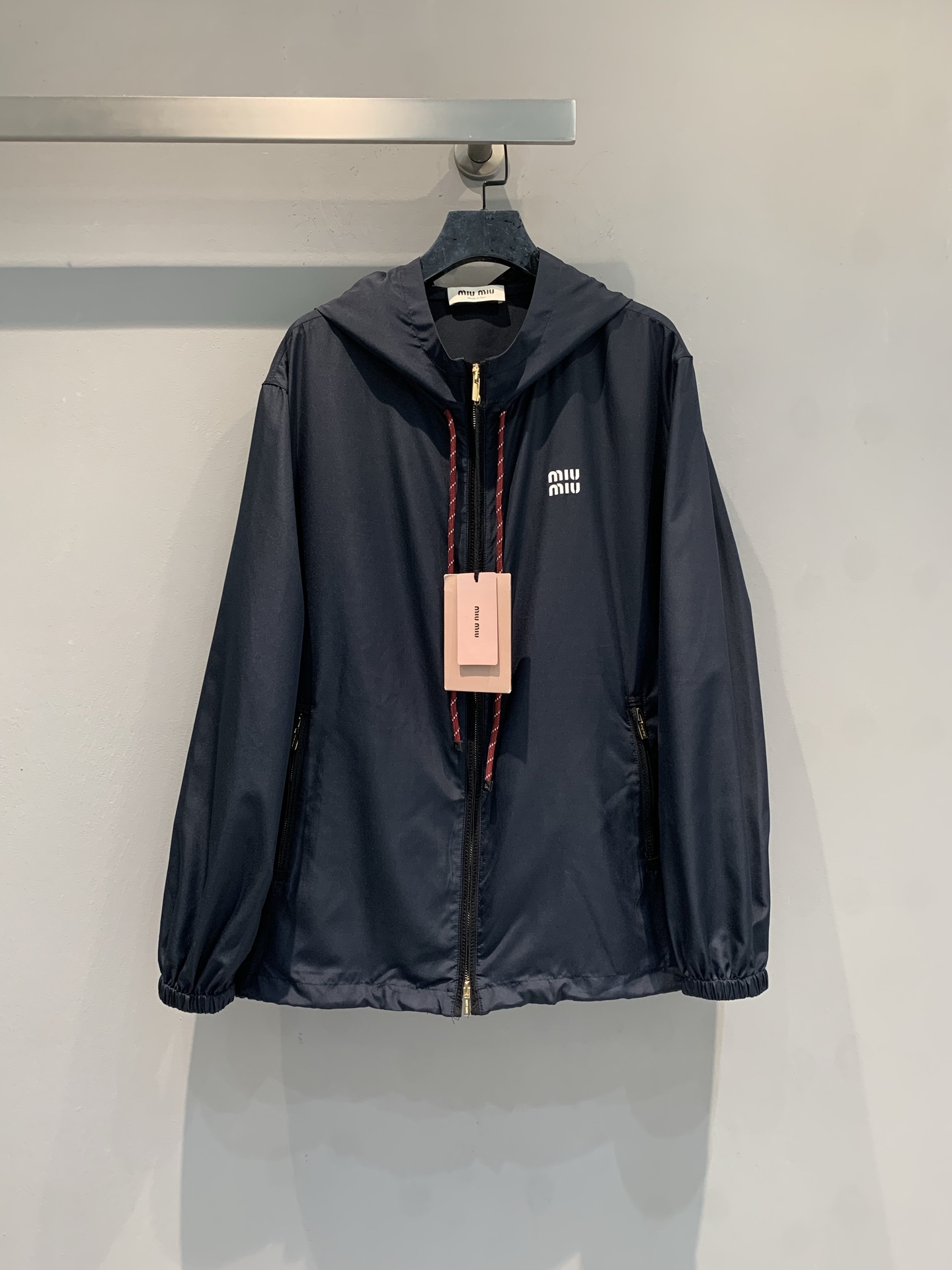 NO:752492,The new model is shipping. The original Miumi* early spring series nylon drawstring hooded jacket is made of lightweight nylon material, dark blue tone + contrasting drawstring, simple and detailed. Hooded design + zipper fly, side practical pockets, full of workwear style, perfect for daily wear or outdoor!  The brand logo on the chest is very recognizable, fashionable and practical. It is a hot item this season. Pair it with shorts or casual pants of the same series to easily get a casual and fashionable look. Size SML,,miumiu,shorts,jackets & coats,hats,19860909新款出货啦 原版开发 Miumi*早春系列尼龙抽绳连帽夹克,轻薄尼龙材质,深蓝色调+撞色抽绳,简约又有细节感.连帽设计+拉链门襟,侧边实用口袋,工装风满满,日常穿搭或户外都很OK！胸前品牌徽标超有辨识度,时尚又实用,是本季超火单品,搭配同系列短裤或休闲裤,轻松get随性时髦look.码数SML,,miumiu,shorts,jackets & coats,hats,,Women's clothing