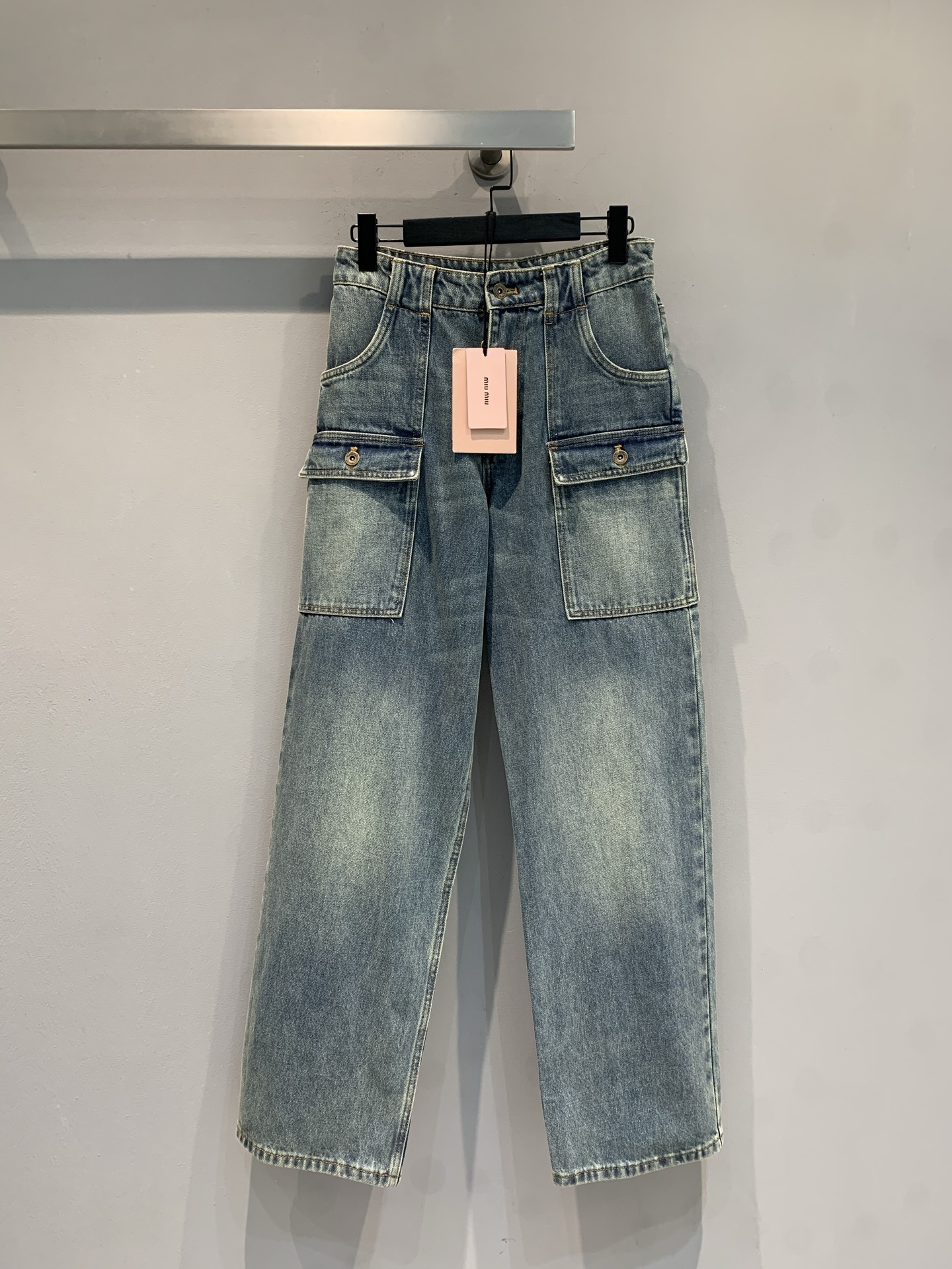 NO:752496,The new model has been shipped. The original development of Miumi* early spring new work style large pocket straight jeans is made of high-quality denim, with retro distressed craftsmanship and a super texture!  The multi-pocket design is practical and fashionable, and the straight cut modifies the shape of the legs, making it comfortable and lengthening the legs. It can be easily worn in daily casual and street style, and it looks great with sports shoes or short boots ~ The price is on the high side, and it is a high-end fashion item, suitable for sisters who pursue quality and design!  Code number SML,,miumiu,boots,sneakers,jeans,19860909新款出货啦 原版开发 Miumi*早春新款工装风大口袋直筒牛仔裤,采用高品质牛仔布,复古做旧工艺超有质感！多口袋设计实用又时髦,直筒剪裁修饰腿型,舒适又显腿长.日常休闲、街头风都能轻松驾驭,搭配运动鞋或短靴都很出彩～价格偏高,属于高端时尚单品,适合追求品质和设计感的姐妹们！码数SML,,miumiu,boots,sneakers,jeans,,Women's clothing