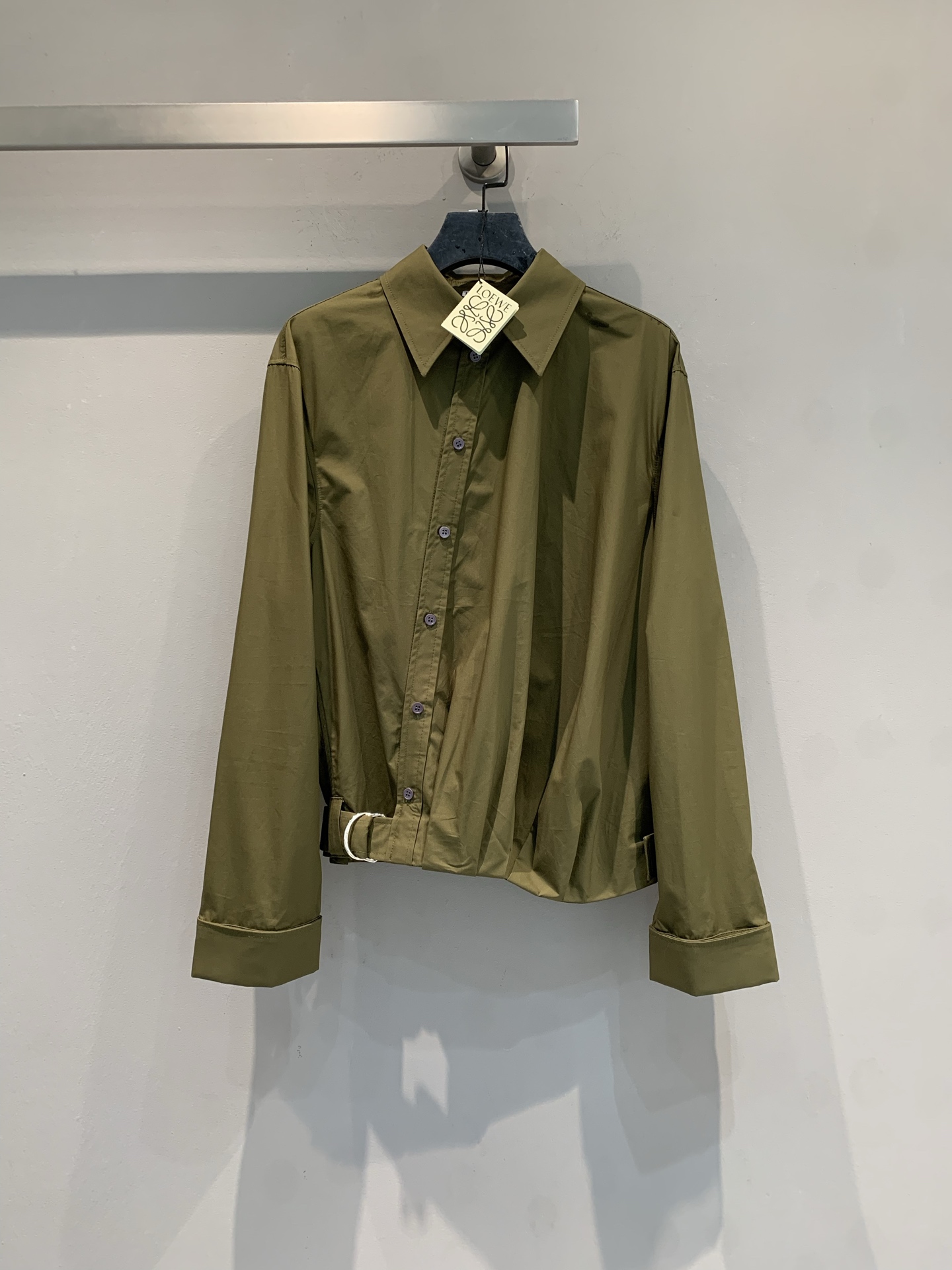 NO:752506,The new model is now shipping. M is the original development of Loew* early spring series irregular drape shirt, with diagonal placket + belt waist design, retro and fashionable!  The cotton fabric has a perfect drape, and is comfortable and breathable to wear. It can be easily used for commuting and dating. The khaki green is super elegant and can be easily held by yellow-skinned sisters. It goes well with wide-leg pants or jeans ~ It comes with a belt, which can be adjusted as you like, and you can easily switch between lazy or neat style!  Size SML,,loewe,jeans,shirts,19860909新款出货啦M 原版开发 Loew*早春系列不规则垂褶衬衫,斜襟+腰带收腰设计,复古又时髦！棉质面料垂坠感满分,穿着舒适透气,通勤约会都能轻松驾驭.卡其绿超显气质,黄皮姐妹也能轻松hold住,搭配阔腿裤或牛仔裤都很出彩～自带腰带,随心调节,慵懒or利落风都能轻松切换！码数SML,,loewe,jeans,shirts,,Women's clothing