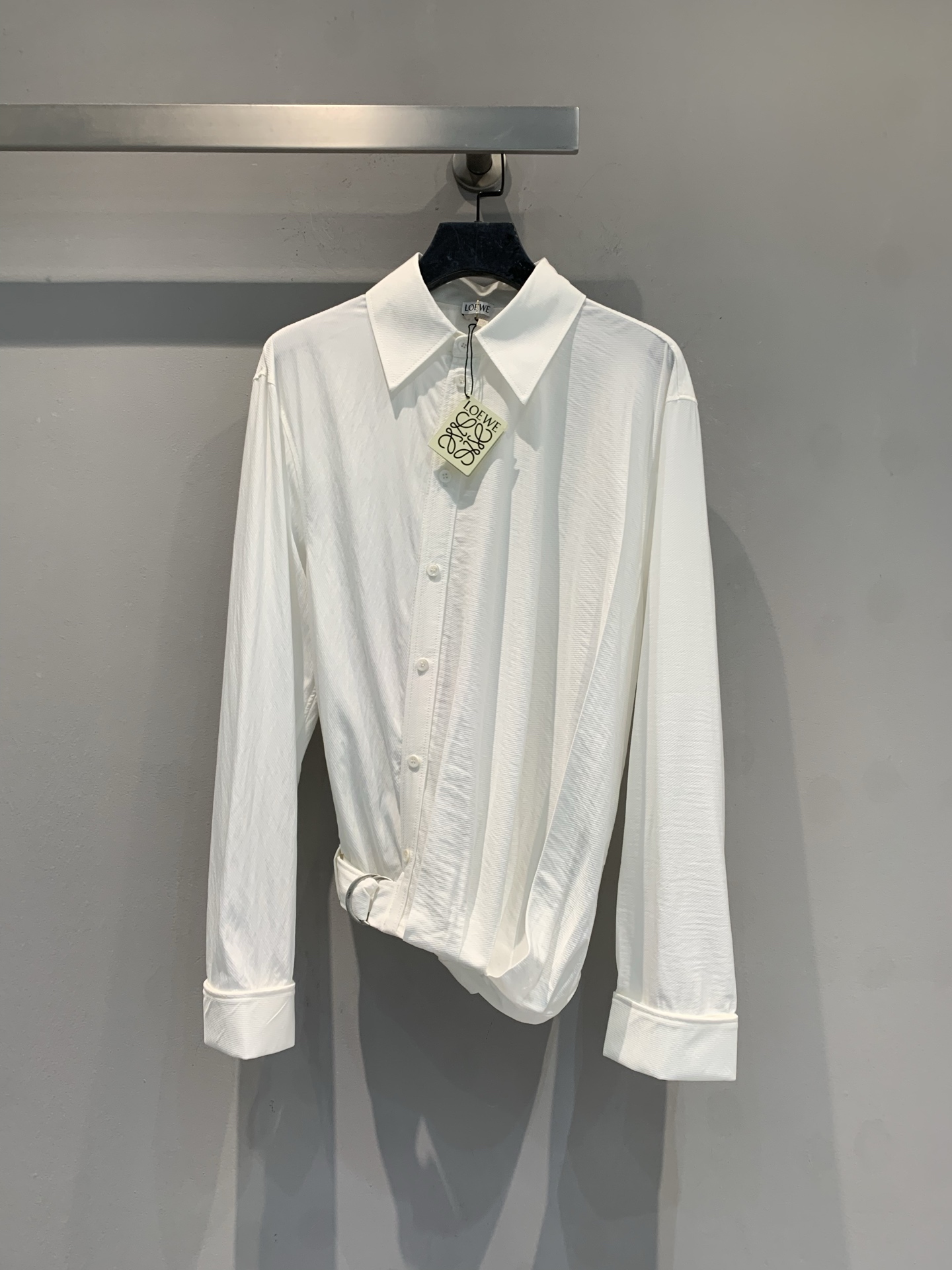 NO:752503,The new model has been shipped. The original developed Loew* early spring series irregular drape shirt, slanted placket + belt waist design, retro and fashionable!  The cotton fabric has perfect drape, is comfortable and breathable to wear, and can be easily used for commuting and dating. The white color is super elegant, and the yellow leather sisters can easily hold it. It goes well with wide-leg pants or jeans ~ It comes with a belt, which can be adjusted as you like, and you can easily switch between lazy or neat style!  Size SML,,loewe,jeans,shirts,19860909新款出货啦 原版开发 Loew*早春系列不规则垂褶衬衫,斜襟+腰带收腰设计,复古又时髦！棉质面料垂坠感满分,穿着舒适透气,通勤约会都能轻松驾驭.白色超显气质,黄皮姐妹也能轻松hold住,搭配阔腿裤或牛仔裤都很出彩～自带腰带,随心调节,慵懒or利落风都能轻松切换！码数SML,,loewe,jeans,shirts,,Women's clothing