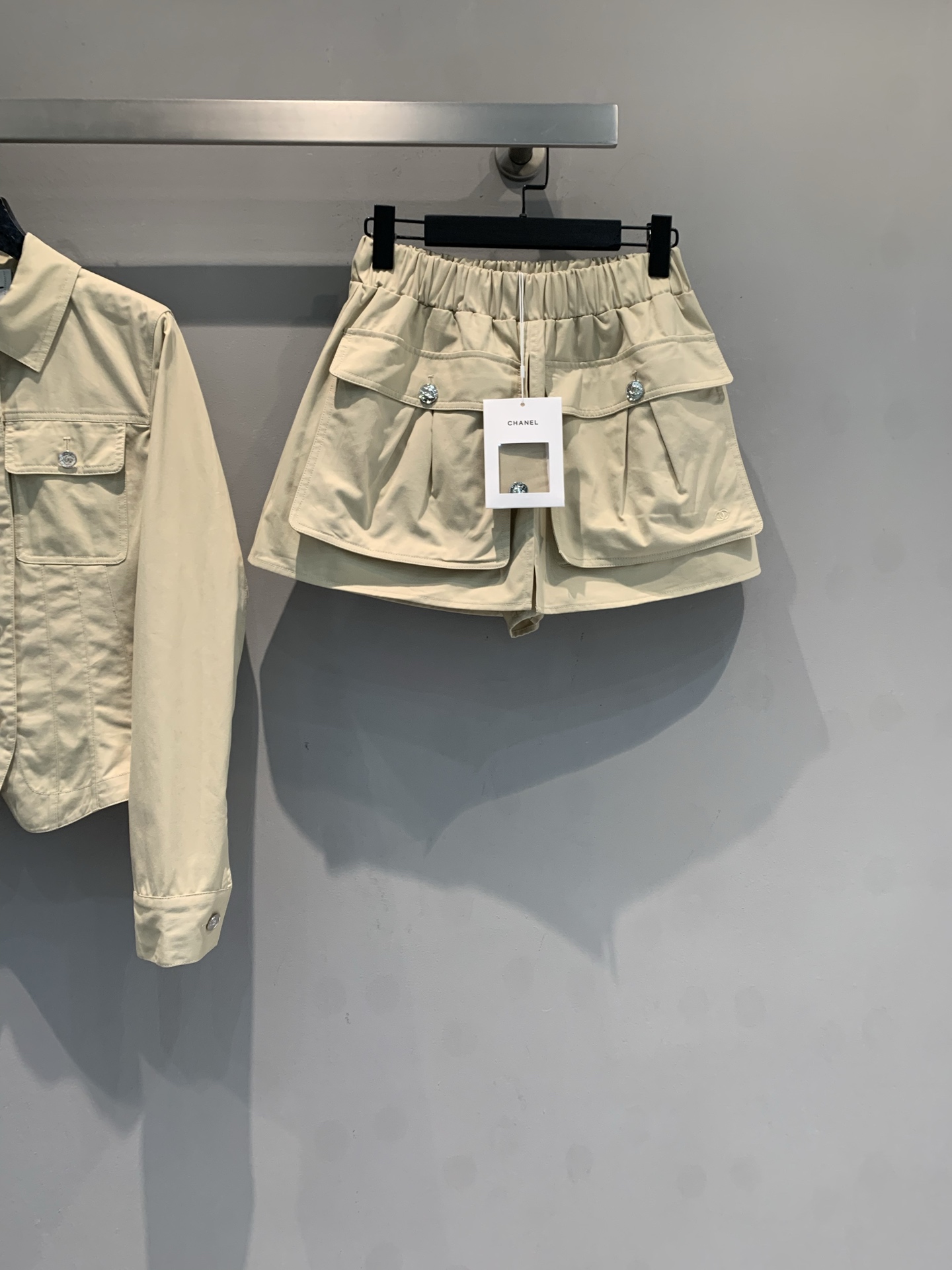 NO:752992,The new model is shipping. The original version was developed by C family in early spring. New work style style large pocket elastic waist shorts, khaki light fabric, super breathable in summer!  The high-waisted elastic design is comfortable and makes the legs look longer. The metal buttons + large pockets have a workwear feel, which is practical and fashionable. The double C logo on the trouser legs has a full sense of brand. It looks great with any T-shirt or shirt. It can be easily worn in daily casual or street style. It is a popular item of the 26P series!  Code number 36 38 40,,chanel,shorts,shirts,tees,t-shirt,19860909新款出货啦原版开发 C家早春新款工装风大口袋松紧腰短裤,卡其色轻质面料,夏天穿超透气！高腰松紧设计,舒适又显腿长,金属纽扣+大口袋超有工装感,实用又时髦.裤脚双C标志,品牌感满满,随便搭T恤或衬衫都很出彩,日常休闲、街头风都能轻松驾驭,是26P系列的热门单品！码数36 38 40,,chanel,shorts,shirts,tees，t-shirt,,Women's clothing