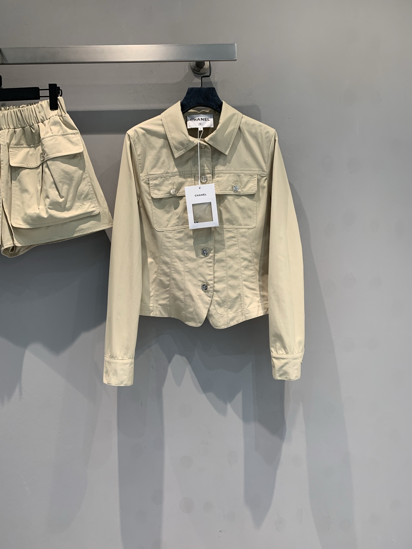 NO:752989,The new model has been shipped. The original version was developed by the C family early spring vacation series work style pocket jacket. It is made of lightweight fabric + metal buttons and is full of simple retro style!  The multi-pocket design is super practical, the shoulder lines are neat, and the tailoring fits the body shape. It is smart and elegant and can be easily paired with pants or skirts of the same color. It can be easily used for commuting, leisure, and outdoor use. It is a must-have item that is both practical and fashionable!  Size 36 38 40,,chanel,skirts,jackets & coats,19860909新款出货啦 原版开发 C家早春度假系列工装风口袋夹克,轻质面料+金属纽扣,简约复古风满满！多口袋设计超实用,肩部线条利落,剪裁贴合身形,干练优雅轻松搭配同色裤装或裙装,通勤、休闲、户外都能轻松驾驭,是实用与时尚兼具的必备单品！码数36 38 40,,chanel,skirts,jackets & coats,,Women's clothing