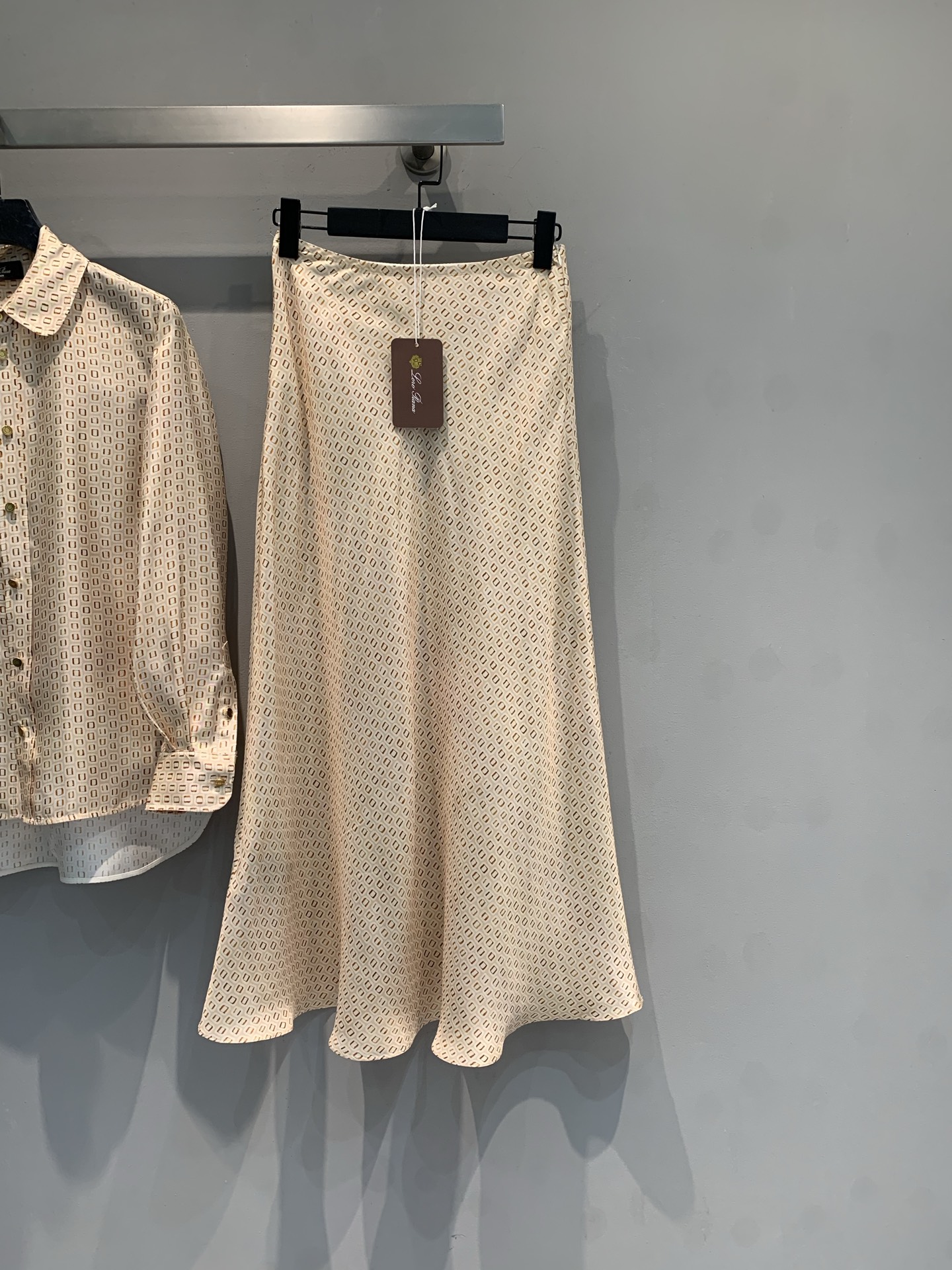 NO:752998,The new model is shipped. M original development Loro Pian* spring and summer series umbrella-shaped gold thread printed silk skirt, made of high-quality mulberry silk, smooth to the touch and full of luster. The geometric print design is retro and modern, the skirt has a strong drape, and has an elegant aura when walking. The length is moderate, and it modifies the leg lines. It goes well with suits or shirts and can be easily used in commuting and formal occasions. The silk material is breathable and comfortable, very suitable for spring and summer wear, and can easily create a high-end look. Size 36 38  40 42,,loro piana,skirts,shirts,business suit,real silk,19860909新款出货啦M原版开发 Loro Pian*春夏系列伞形金线印花真丝半裙,采用高品质桑蚕丝,触感柔滑,光泽感满满.几何印花设计,复古又现代,裙摆垂坠感强,走路自带优雅气场.长度适中,修饰腿部线条,搭配西装或衬衫都很出彩,通勤、正式场合都能轻松驾驭.真丝材质透气舒适,春夏穿超适合,轻松打造高级感穿搭.码数36 38 40 42,,loro piana,skirts,shirts,business suit,real silk,,Women's clothing