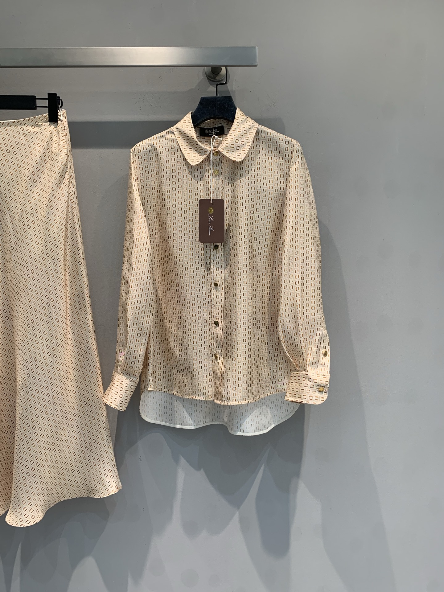 NO:752996,The new model is shipped. M original development Loro Pian* spring and summer new gold thread printed silk shirt. It is made of 100% mulberry silk fabric, light and breathable, and the geometric print is low-key and elegant. Classic lapel + gold buttons, perfect details, loose tailoring, great alone or paired with skirts or trousers, easily create an intellectual temperament. High-end positioning, suitable for sisters who pursue quality and design. Size 36 38 40 42, loro piana, skirts, real silk,19860909新款出货啦M原版开发 Loro Pian*春夏新款金线印花真丝衬衣.采用百分百桑蚕丝面料,轻盈透气,几何印花低调优雅.经典翻领+金色纽扣,细节满分,剪裁宽松,单穿或搭配半裙、裤装都很出彩,轻松打造知性气质.高端定位,适合追求品质与设计感的姐妹们.码数36 38 40 42,,loro piana,skirts,real silk,,Women's clothing