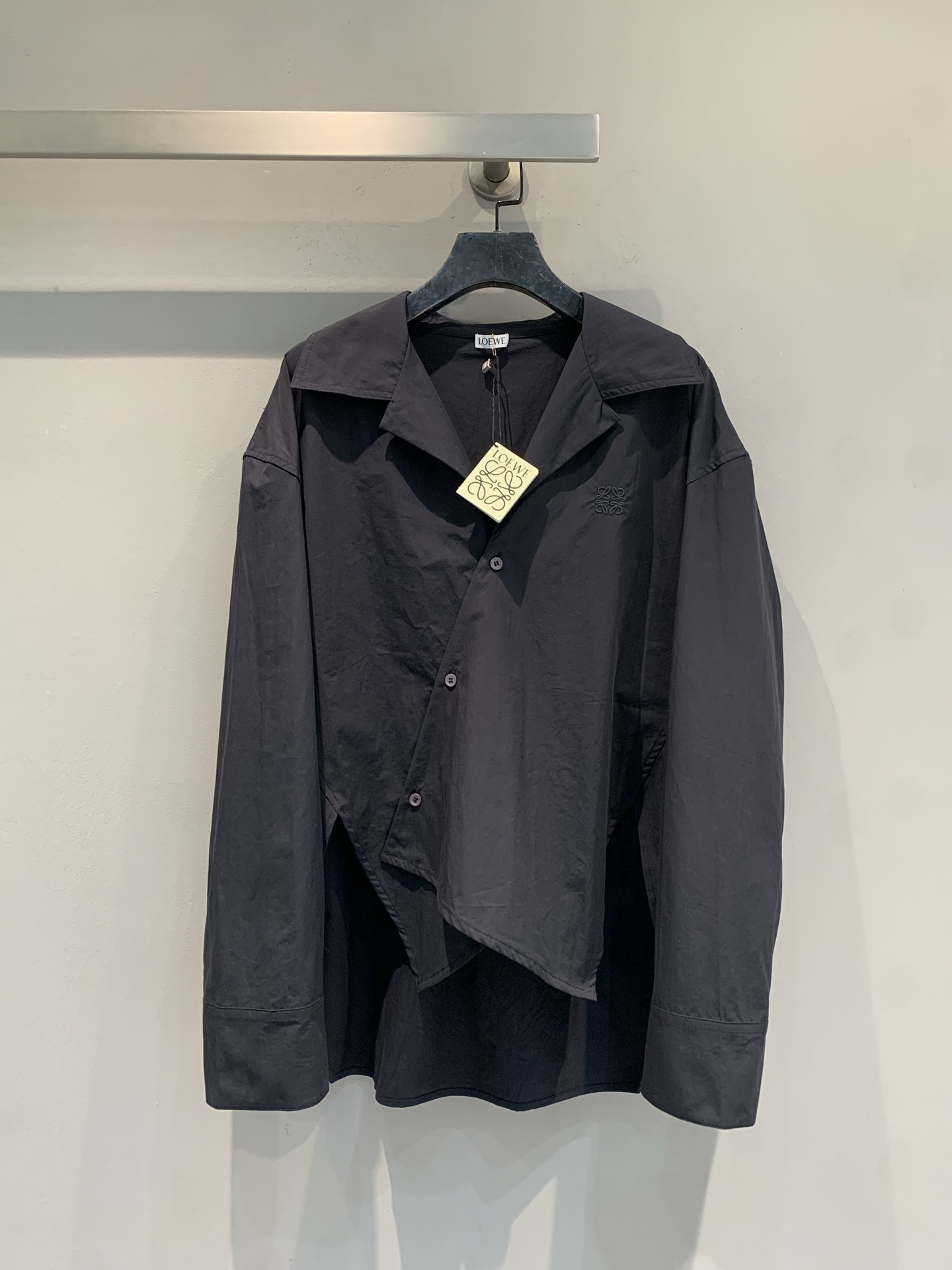 NO:753006,The new model is now shipping. The original developed Loew* early spring series asymmetrical shirt, dark navy color, super white, pure cotton material, comfortable to wear and wide. The irregular placket + Cuban collar design breaks the rigidity of traditional shirts and gives a perfect lazy and casual atmosphere!  The Anagram embroidery on the chest is low-key and exquisite, and details must be paid attention to. It is loosely cut and tolerant. It goes well with trousers or jeans. It can be easily used for commuting and leisure. It is a practical and stylish fashion item!  Size SML,,loewe,jeans,shirts,19860909新款出货啦 原版开发 Loew*早春系列不对称衬衫,深海军蓝配色超显白,纯棉材质,穿着舒适又有挺阔感.不规则门襟+古巴领设计,打破传统衬衫呆板,慵懒随性氛围感满分！胸前Anagram刺绣低调精致,细节控必入.宽松剪裁,包容性强,搭配西裤或牛仔裤都很出彩,通勤休闲都能轻松驾驭,是实用又有设计感的时尚单品！码数SML,,loewe,jeans,shirts,,Women's clothing