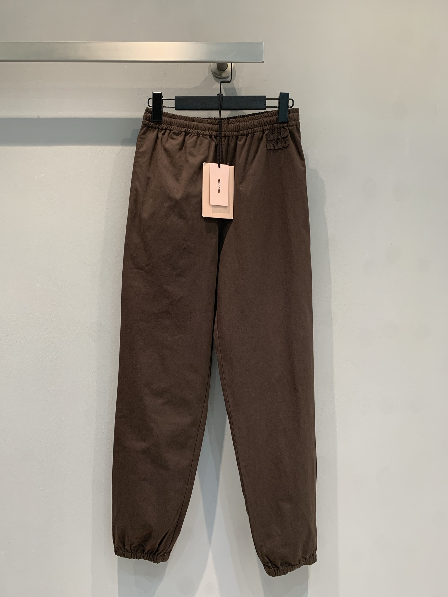 NO:752991,The new model has been shipped. The original developed Miumi* early spring new style dark brown leggings with elastic waist. Made of polyester fiber fabric, lightweight and breathable, perfect for daily casual wear!  Elastic waist + drawstring design, comfortable and practical, leggings are neat and leggy, dark brown color is low-key and versatile, no matter how you match it, the loose version is super friendly to the figure, and can be easily used for commuting, home, and outdoors. It is OK to match with sweaters, sweaters or jackets, and it is easy to get a lazy and casual style ~ Size SML,, miumiu, hoodie, sweatshirts, jackets & coats,19860909新款出货啦 原版开发 Miumi*早春新款系带松紧腰深咖色束脚裤.采用聚酯纤维面料,轻便透气,日常休闲穿搭超合适！松紧腰+抽绳设计,舒适又实用,束脚裤脚利落显腿长,深咖色低调百搭,怎么搭都不出错.宽松版型对身材超友好,通勤、居家、户外都能轻松驾驭,搭配卫衣、针织衫或外套都很OK,轻松get慵懒随性风～码数SML,,miumiu,hoodie,sweatshirts,jackets & coats,,Women's clothing