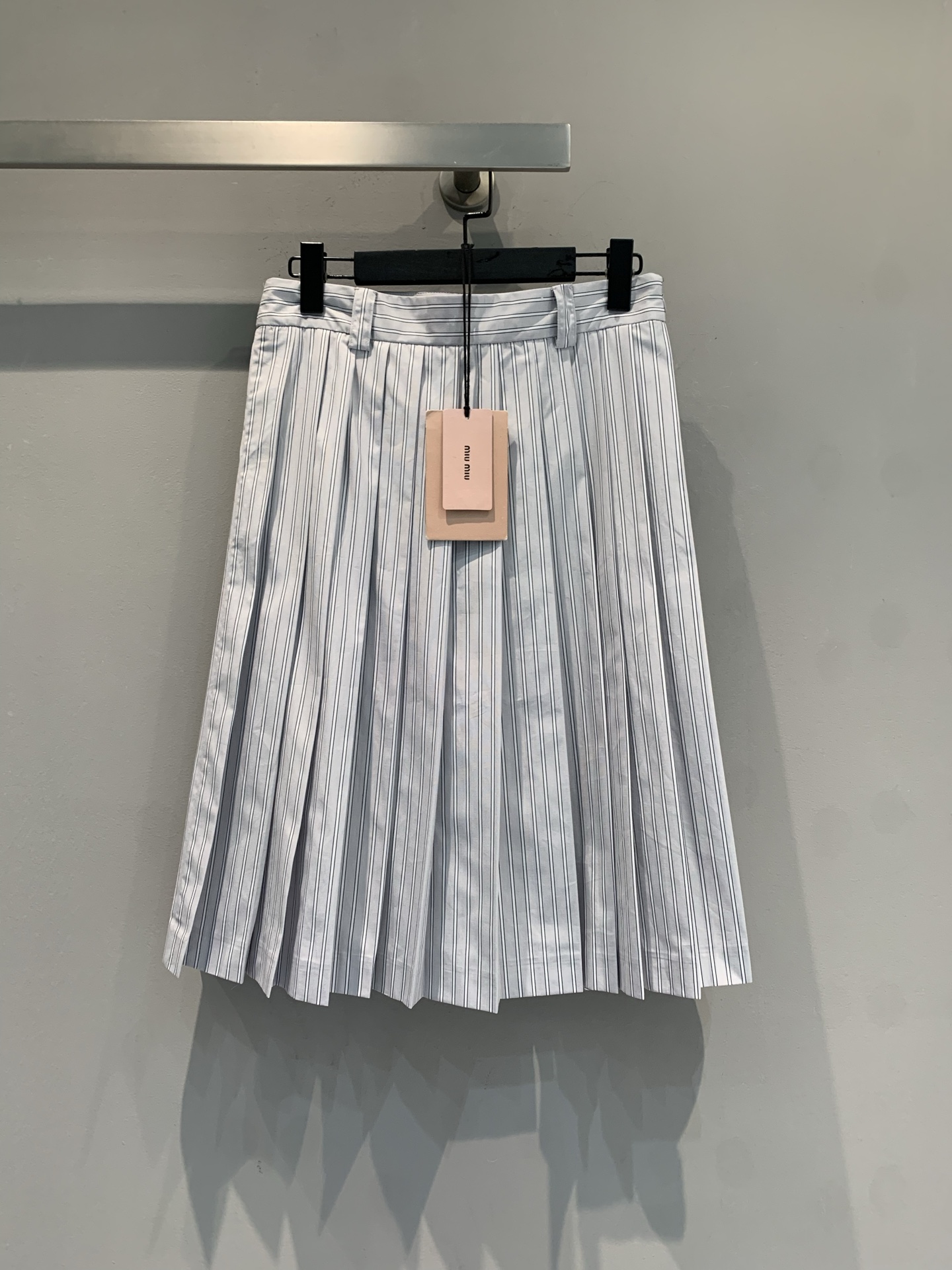 NO:753002,The new model has been shipped. The original version was developed by Miumi* for early spring. The new letter logo vertical stripe pleated skirt is made of light fabric + fine vertical stripes, simple, elegant and brand-like. The pleated design is smart and elegant, which is very suitable for spring and summer. There is a brand logo on the waist, perfect details, and just the right length. It can be worn for commuting and leisure. Paired with a shirt or knitted top, you can easily get a light and sophisticated style or a college style look. Size SML,, miumiu, skirts, shirts,19860909新款出货啦 原版开发 Miumi*早春新款字母logo竖条纹百褶裙,轻薄面料+细密竖条纹,简约优雅又有品牌感.百褶设计灵动飘逸,春夏穿超适合.腰部有品牌标识,细节满分,长度刚好,通勤休闲都能穿.搭配衬衫或针织上衣,轻松get轻熟风or学院风look.码数SML,,miumiu,skirts,shirts,,Women's clothing