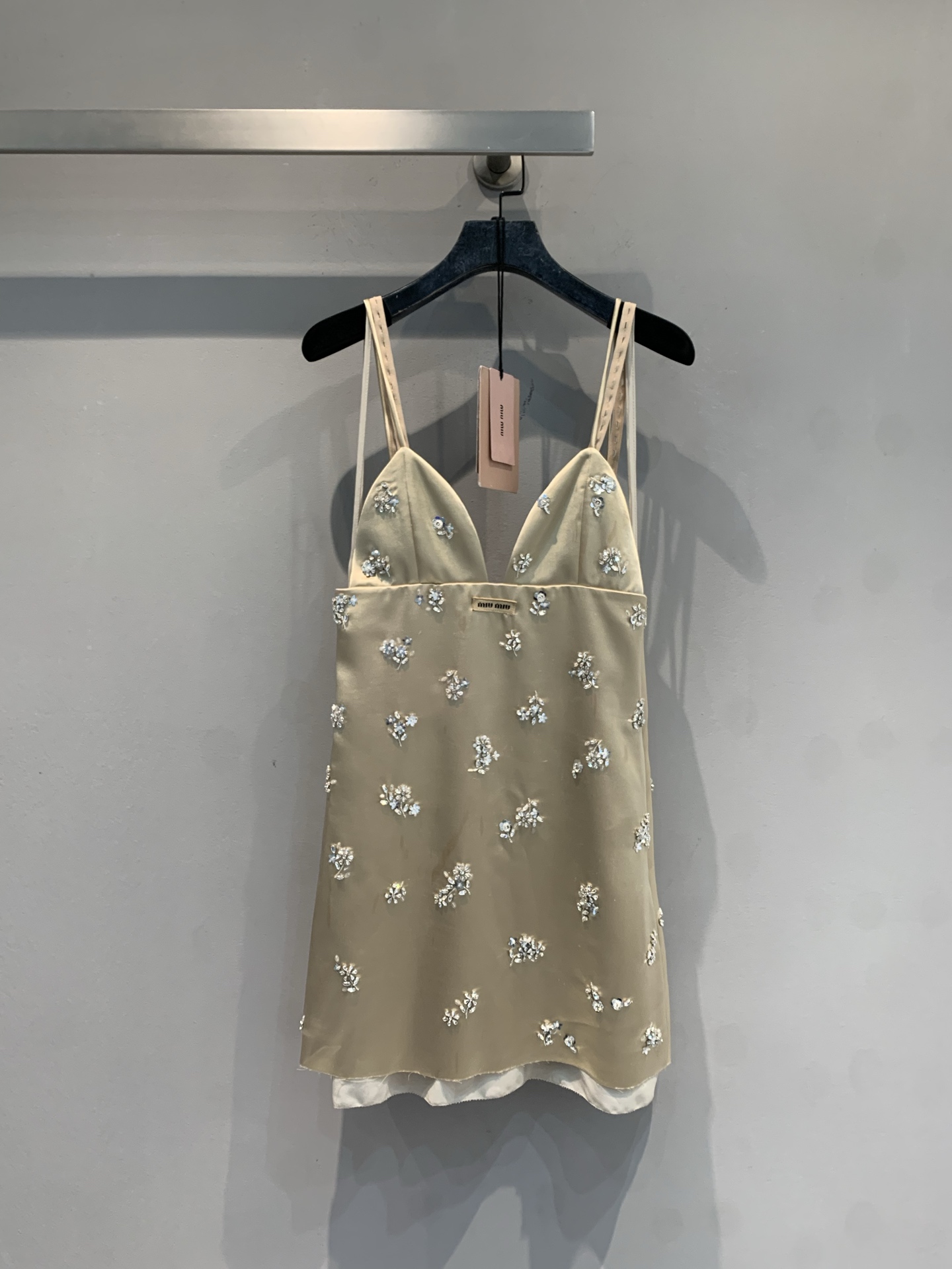 NO:752512,The new model is on the way. M original development Miumi* spring and summer series heavy beaded suspender dress. The whole piece is made of hand-stitched sequins, and the front and back are sewn with flower elements. It has a gentle and elegant atmosphere when layered and worn alone ~ Exclusively customized imported yb material, simple and elegant!  A style that can be easily worn for daily commuting or casual outings!  Code numberSML,,miumiu,skirts,19860909新款出货啦M原版开发 Miumi*春夏系列重工钉珠吊带连衣裙.整件做手工缝钻亮片工艺,正反都做花朵元素缝钻设计,叠搭单穿都是自带温柔优雅气息～独家定制进口yb材质 简洁不失大方！日常通勤或休闲外出都能轻松自如驾驭的风格！码数SML,,miumiu,skirts,,Women's clothing