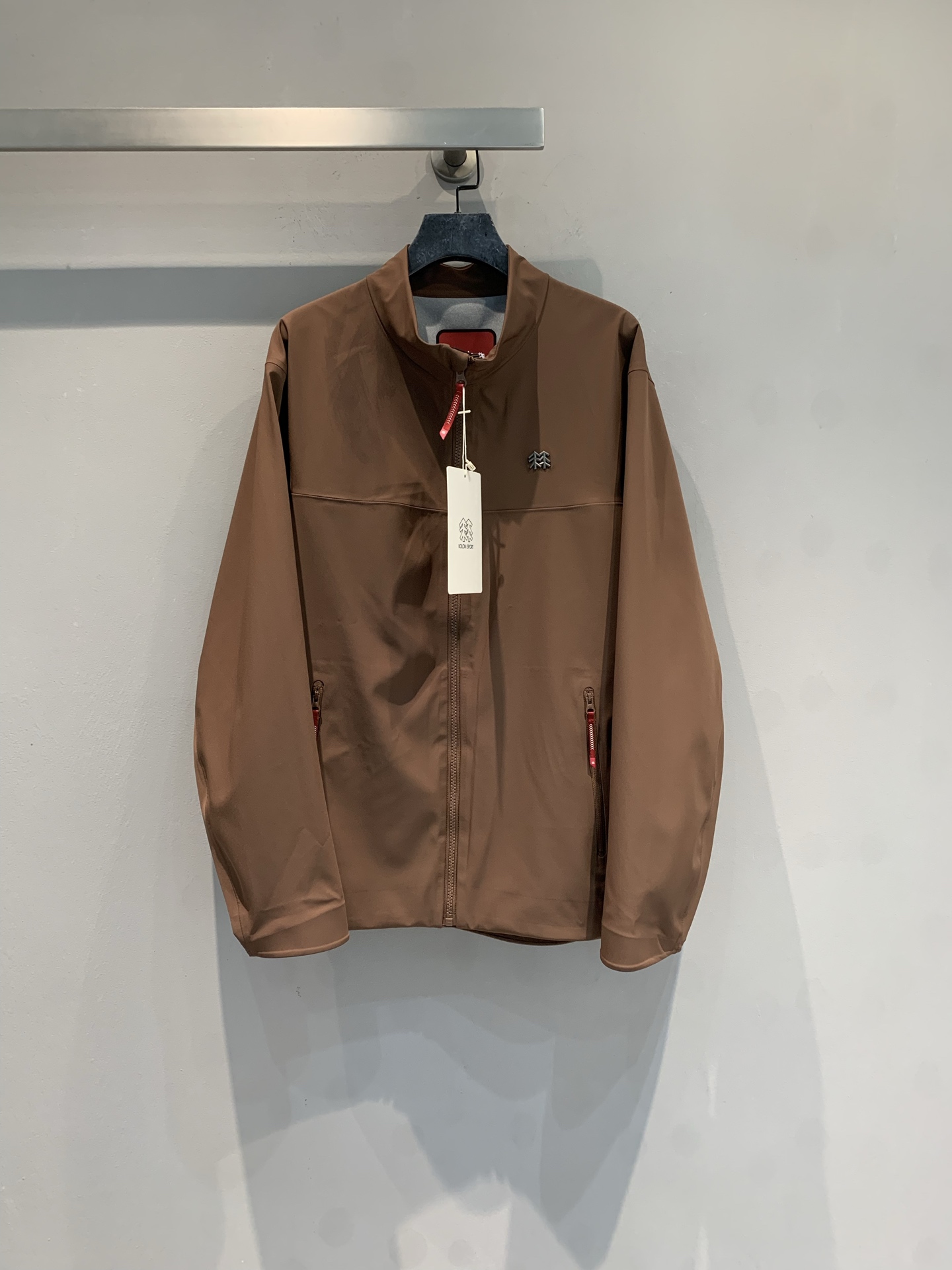 NO:752490,The new KOLON SPORT limited soft shell jacket for the Year of the Horse has been shipped. The golden rock brown color is super textured. It is inspired by the Ancient Tea Horse Road. It is retro and special!  The 3L soft-shell fabric is windproof and water-repellent, and has excellent breathability. It can be easily used for outdoor hiking and daily commuting. The stand-up collar design is neat, the YKK zipper is smooth, the pockets are practical, the cuffs are adjustable, and the details are perfect!  Lightweight and portable, it is very suitable for spring and autumn. It perfectly combines outdoor functions with daily wear. It is an outdoor item with both function and appearance!  Size S-XXL,,jackets & coats,19860909新款出货啦 KOLON SPORT马年限定软壳夹克,金岩棕配色超有质感,灵感来自茶马古道,复古又特别！3L软壳面料防风防泼水,透气性也很棒,户外徒步、日常通勤都能轻松驾驭.立领设计利落,YKK拉链顺滑,口袋实用,袖口可调节,细节满分！轻量便携,春秋季节穿超合适,户外机能与日常穿搭完美结合,是功能与颜值兼备的户外单品！码数S-XXL,,jackets & coats,,Women's clothing