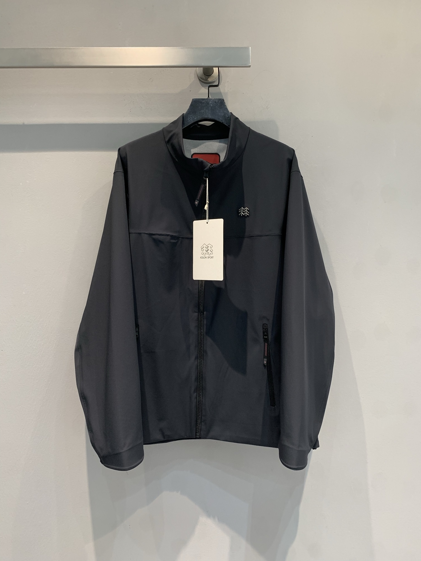 NO:752488,The new MKOLON SPORT limited soft shell jacket for the Year of the Horse has been shipped. It is inspired by the Ancient Tea Horse Road, retro and special!  The 3L soft-shell fabric is windproof and water-repellent, and has excellent breathability. It can be easily used for outdoor hiking and daily commuting. The stand-up collar design is neat, the YKK zipper is smooth, the pockets are practical, the cuffs are adjustable, and the details are perfect!  Lightweight and portable, it is very suitable for spring and autumn. It perfectly combines outdoor functions with daily wear. It is an outdoor item with both function and appearance!  Size S-XXL,,jackets & coats,19860909新款出货啦MKOLON SPORT马年限定软壳夹克,灵感来自茶马古道,复古又特别！3L软壳面料防风防泼水,透气性也很棒,户外徒步、日常通勤都能轻松驾驭.立领设计利落,YKK拉链顺滑,口袋实用,袖口可调节,细节满分！轻量便携,春秋季节穿超合适,户外机能与日常穿搭完美结合,是功能与颜值兼备的户外单品！码数S-XXL,,jackets & coats,,Women's clothing