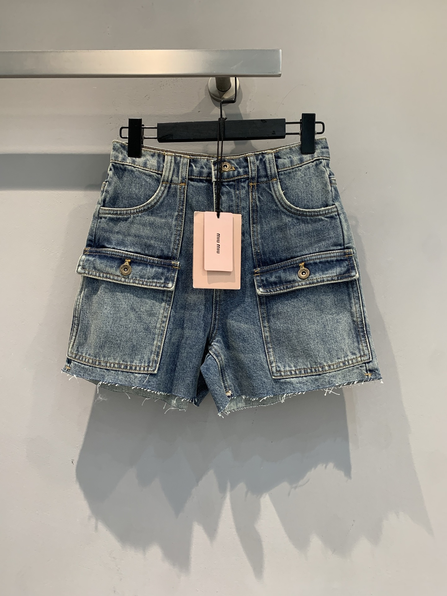 NO:752971,The new model is shipping. M is originally developed by Miumi* early spring series work style large pocket denim shorts, washed blue denim + raw edge design, full of retro feel!  The large pockets are super practical and full of workwear style. They are great for daily wear or street style. Paired with striped Polo and suede cardigan, you can easily get the American retro style, fashionable and comfortable. Size SML, miumiu, shorts, chamois leather,19860909新款出货啦M 原版开发 Miumi*早春系列工装风大口袋牛仔短裤,水洗蓝色牛仔布+毛边设计,复古感满满！大口袋超实用,工装风十足,日常穿搭或街头造型都很出彩.搭配条纹Polo、麂皮开衫,轻松get美式复古风,时髦又舒适,码数SML,,miumiu,shorts,chamois leather,,Women's clothing