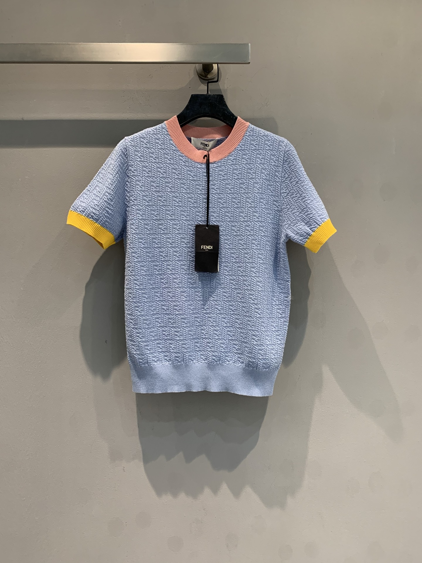 NO:752977,The new model is shipping. Originally developed by Fend*, the new spring and summer sky blue knitted short-sleeve, soft knitted material, comfortable and breathable, perfect for summer!  Round neck + contrasting cuffs and collar, the orange details are super vibrant. The loose fit is suitable for a variety of body types. It is OK to wear alone or with a jacket. It can easily create a retro Hong Kong style or casual style, which can be easily used for daily outings and vacations!  Size SML,,fendi,jackets & coats,T-shirt,19860909新款出货啦 原版开发 Fend*春夏新款天空蓝针织短袖,柔软针织材质,穿着舒适透气,超适合夏天！圆领+撞色袖口和领口,橙黄细节超有活力.宽松版型,包容多种身材,单穿或搭配外套都很OK,轻松打造复古港风or休闲风,日常出街、度假都能轻松驾驭！码数SML,,fendi,jackets & coats,T-shirt,,Women's clothing