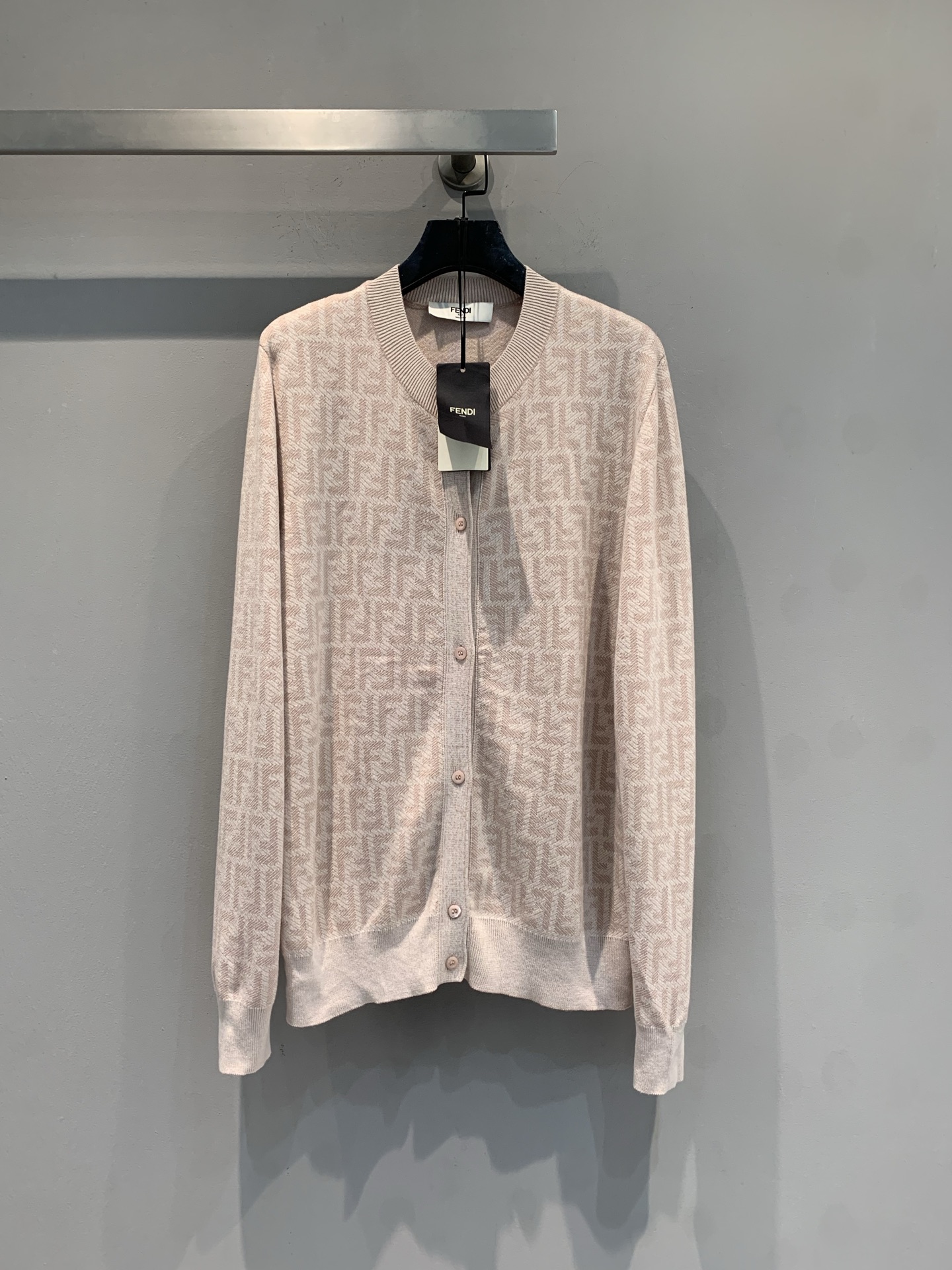 NO:752983,The new model has been shipped. The original development of Fend* early spring new FF jacquard wool knitted cardigan, light pink with low saturation, gentle and high-end. Soft skin-friendly wool knitted fabric, super comfortable to wear in spring and autumn ~ FF jacquard details are exquisite and full of brand feeling. The button placket design is OK for layering or wearing alone, and can be easily worn for commuting and dating. The loose version has a full and lazy atmosphere. Pair it with wide-leg jeans or skirts to easily get a sweet but not greasy fashion look!  Code numberSML,,fendi,skirts,jeans,19860909新款出货啦 原版开发 Fend*早春新款FF提花羊毛针织开衫,浅粉色低饱和度,温柔又高级.柔软亲肤羊毛针织面料,春秋穿超舒服～FF提花细节精致,品牌感满满.纽扣开襟设计,叠穿或单穿都很OK,通勤约会都能轻松驾驭.宽松版型,慵懒氛围感拉满,搭配阔腿牛仔裤或裙装,轻松get甜而不腻的时尚look！码数SML,,fendi,skirts,jeans,,Women's clothing