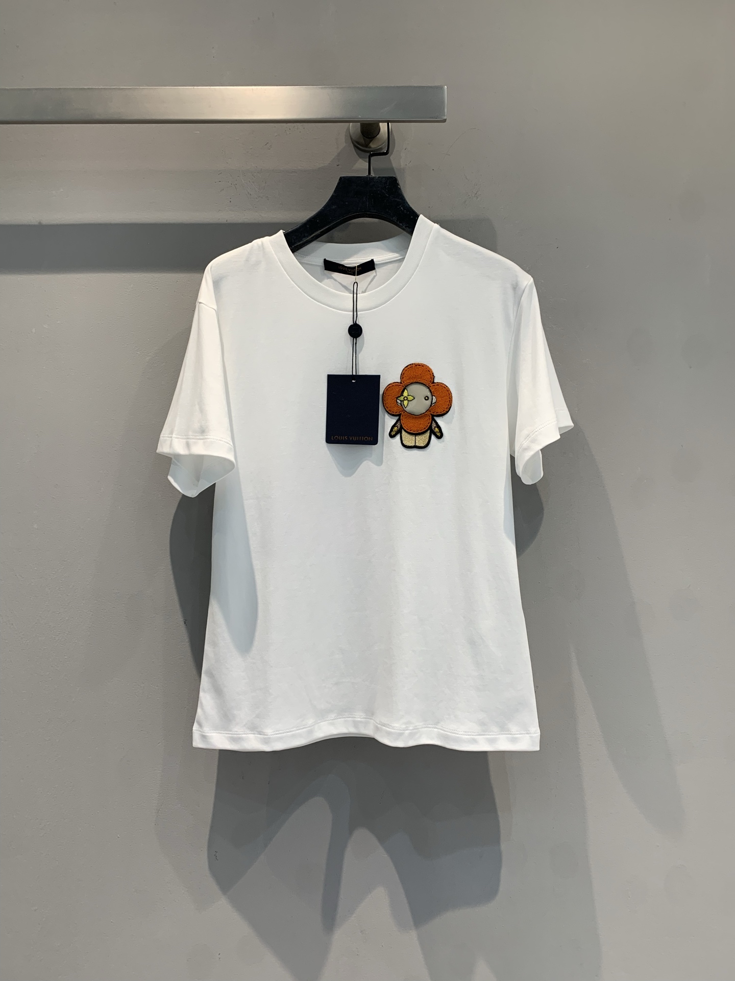 NO:762337,The new model is on the way. Originally developed by M, the L family's spring and summer series of sunflower short-sleeved T-shirts are made of pure cotton, which is skin-friendly and breathable, and is super comfortable to wear in summer!  The orange sunflower embroidery on the chest is super recognizable, with exquisite details and full of artistic sense. The simple design + classic logo is fashionable and versatile. It looks great with jeans or skirts and can easily switch between casual or formal styles. It is suitable for daily wear and gift giving. It is one of LV's popular items. Size SML, louis vuitton, louis vuitton, skirts, jeans, T-shirt, tees, t-shirt,19860909新款出货啦M原版开发 L家春夏系列太阳花短袖T恤,采用纯棉材质,亲肤透气,夏天穿超舒服！胸前橙色太阳花刺绣超有辨识度,细节精致,艺术感满满.简约设计+经典Logo,时尚又百搭,无论配牛仔裤还是半身裙都很出彩,轻松切换休闲or正式风格.日常穿搭、送礼都很合适,是LV热门单品之一哦.码数SML,,louis vuitton,louis vuitton,skirts,jeans,T-shirt,tees，t-shirt,,Women's clothing