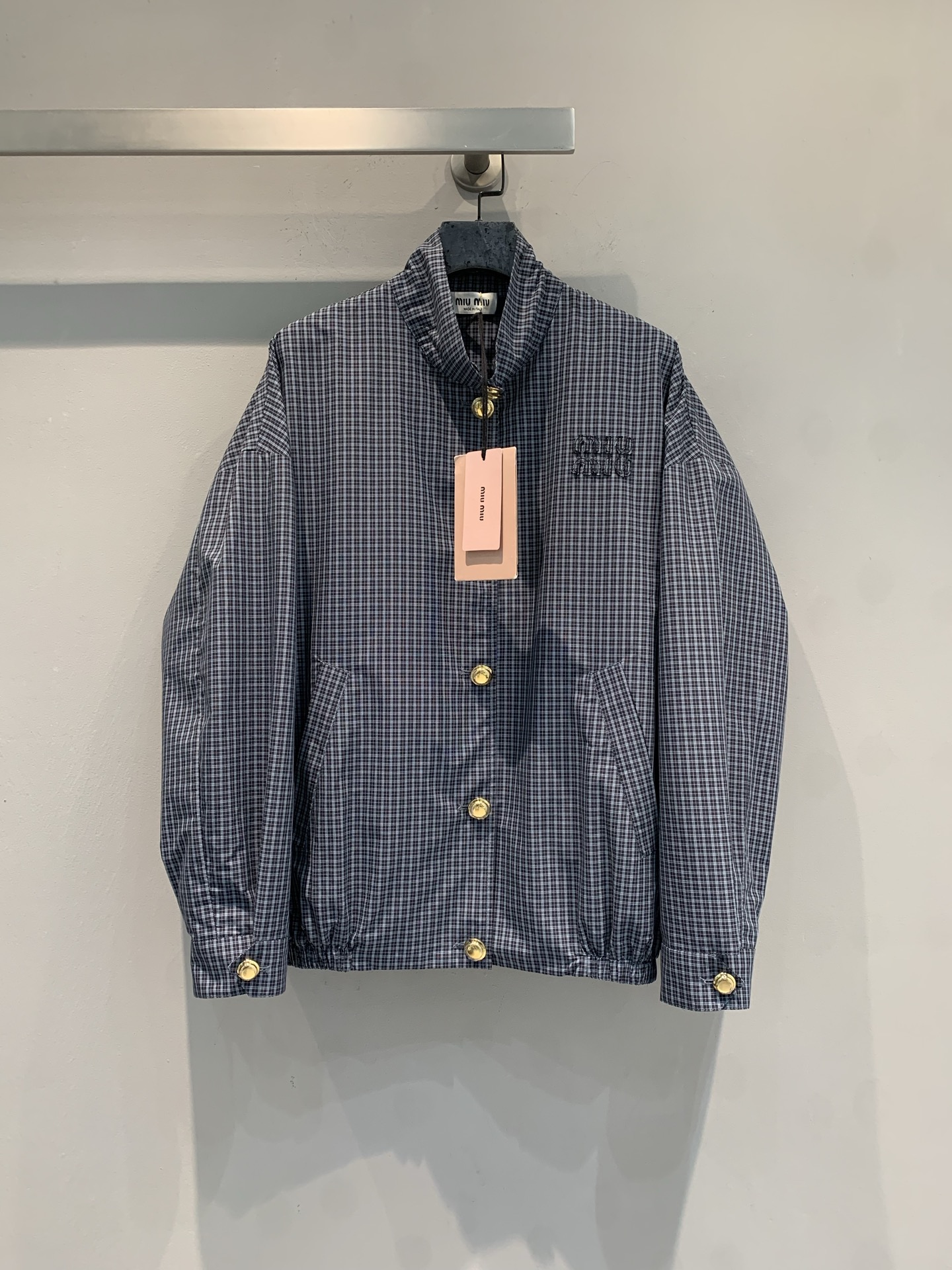 NO:758110,The new model is shipping. M is originally developed by Miumi* for early spring. The new college-style stand-collar jacket has a blue and white plaid design + metal buttons, which is retro and fashionable. High-quality cotton blended fabric, comfortable to wear, perfect for spring and autumn!  The oversize version is highly tolerant and can easily create a casual college style or retro style. It goes well with jeans and short skirts, and can be worn for commuting and leisure ~ Sisters who like exquisite outfits, don’t miss it!  Size SML,,miumiu,versace,skirts,jeans,jackets & coats,19860909新款出货啦M 原版开发 Miumi*早春新款学院风格纹立领外套,蓝白格纹设计+金属纽扣,复古又时髦.高品质棉混纺面料,穿着舒适,春秋季节超适合！Oversize版型,包容性强,轻松打造随性学院风或复古风.搭配牛仔裤、短裙都很出彩,通勤休闲都能hold住～喜欢精致穿搭的姐妹别错过啦！码数SML,,miumiu,versace,skirts,jeans,jackets & coats,,Women's clothing