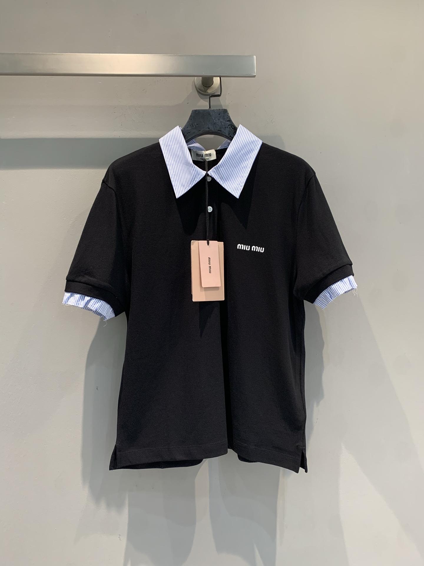 NO:762331,The new model has been shipped. M original development Miumi* spring and summer series fake two-piece striped splicing Polo shirt, black piqué cotton + blue and white striped lapels, full of college style!  The logo embroidered on the chest is very recognizable. The fake two-piece design is full of layers. The loose fit is comfortable and fashionable. It is very suitable for spring and summer. It can be easily used for daily commuting and leisure. Paired with a pleated skirt or jeans, it will directly add youthful vitality!  Code numberSML,,miumiu,skirts,jeans,19860909新款出货啦M原版开发 Miumi*春夏系列假两件条纹拼接Polo衫,黑色珠地棉+蓝白条纹翻领,学院风满满！胸口刺绣Logo超有辨识度,假两件设计层次感十足,宽松版型舒适又时髦,春夏穿超合适～日常通勤、休闲都能轻松驾驭,搭配百褶裙或牛仔裤,青春活力感直接拉满！码数SML,,miumiu,skirts,jeans,,Women's clothing