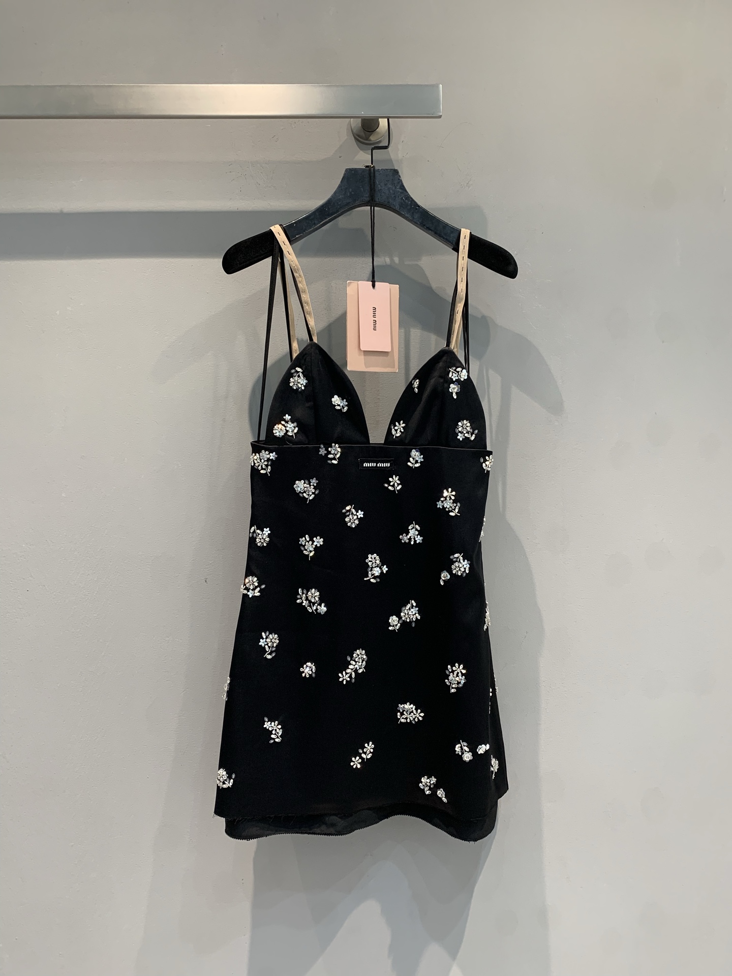 NO:758118,The new model is on the way. M original development Miumi* spring and summer series heavy beaded suspender dress. The whole piece is made of hand-stitched sequins, and the front and back are sewn with flower elements. It has a gentle and elegant atmosphere when layered and worn alone ~ Exclusively customized imported yb material, simple and elegant!  A style that can be easily worn for daily commuting or casual outings!  Code numberSML,,miumiu,skirts,19860909新款出货啦M原版开发 Miumi*春夏系列重工钉珠吊带连衣裙.整件做手工缝钻亮片工艺,正反都做花朵元素缝钻设计,叠搭单穿都是自带温柔优雅气息～独家定制进口yb材质 简洁不失大方！日常通勤或休闲外出都能轻松自如驾驭的风格！码数SML,,miumiu,skirts,,Women's clothing