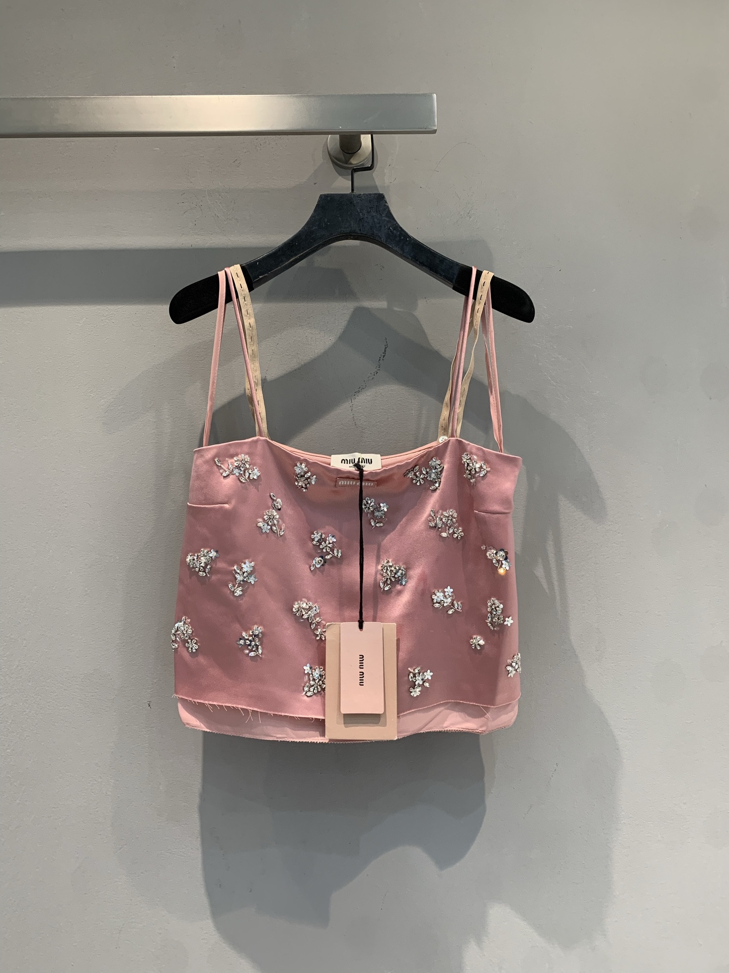 NO:761274,The new model is shipped M. The original developed Miumi* spring and summer series heavy-duty rhinestone halter top is made of light fabrics, embellished with diamonds and pearl embroidery, exquisite and sparkling. Thin shoulder straps + slightly puffy cut, modify the shoulder and neck lines, sweet and elegant. It can be easily controlled in early spring, dating, and commuting. Paired with high-waisted pants or short skirts, you can easily get a rich or French romantic atmosphere. Size SML,, miumiu, skirts,19860909新款出货啦M 原版开发 Miumi*春夏系列重工水钻吊带上衣,选用轻薄面料,点缀碎钻和珍珠刺绣,精致又闪耀.细肩带+微蓬剪裁,修饰肩颈线条,甜美优雅兼具.早春、约会、通勤都能轻松驾驭,搭配高腰裤或短裙,轻松get千金风or法式浪漫氛围感.码数SML,,miumiu,skirts,,Women's clothing