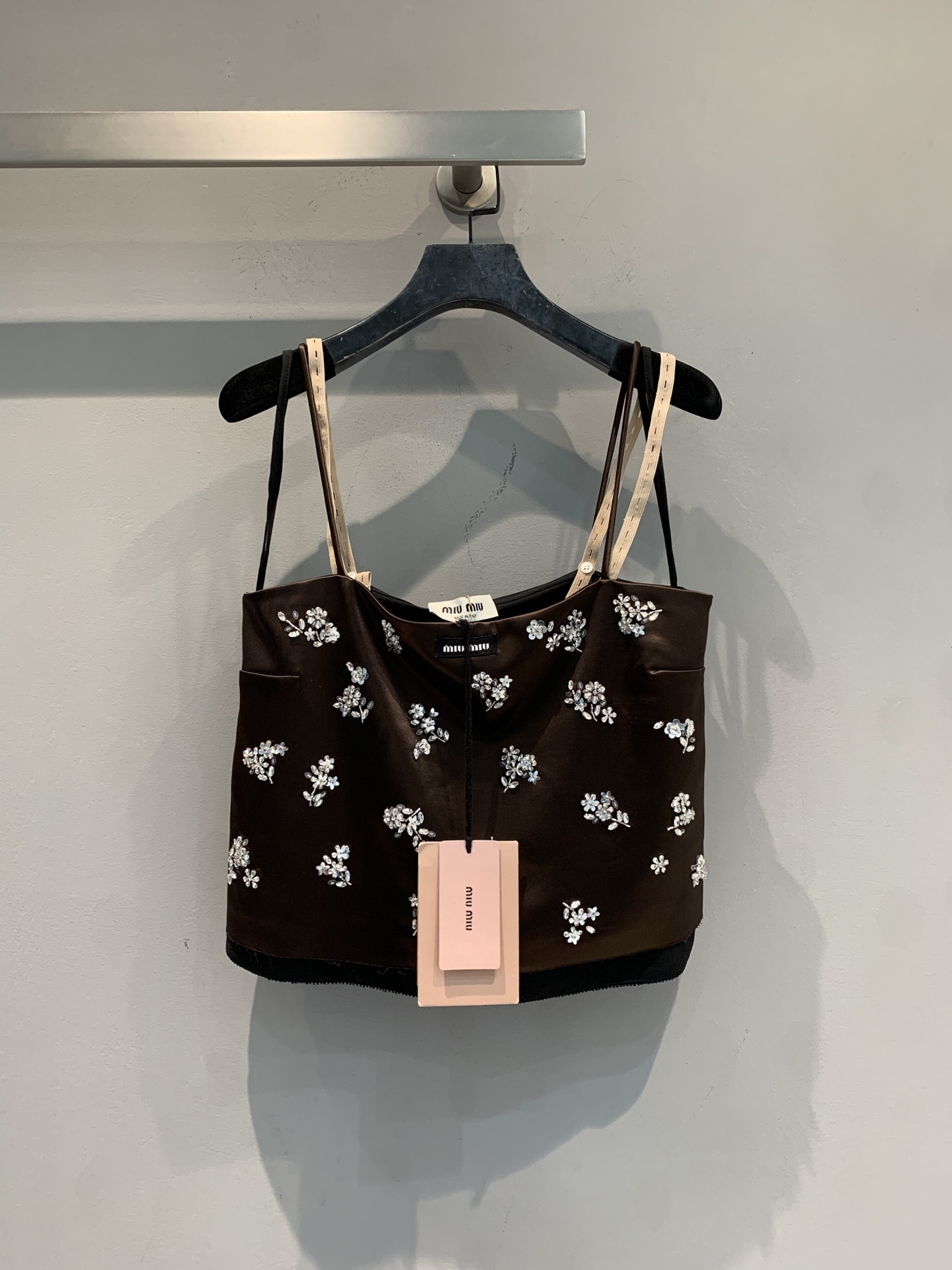 NO:761262,The new model is shipping. The original developed Miumi* spring and summer series heavy-duty rhinestone halter top is made of light fabrics, embellished with diamonds and pearl embroidery, exquisite and sparkling. Thin shoulder straps + micro-puff cut, modify the shoulder and neck lines, sweet and elegant. It can be easily controlled in early spring, dating, and commuting. Paired with high-waisted pants or short skirts, you can easily get a rich style or a French romantic atmosphere. Size SML,, miumiu, skirts,19860909新款出货啦 原版开发 Miumi*春夏系列重工水钻吊带上衣,选用轻薄面料,点缀碎钻和珍珠刺绣,精致又闪耀.细肩带+微蓬剪裁,修饰肩颈线条,甜美优雅兼具.早春、约会、通勤都能轻松驾驭,搭配高腰裤或短裙,轻松get千金风or法式浪漫氛围感.码数SML,,miumiu,skirts,,Women's clothing