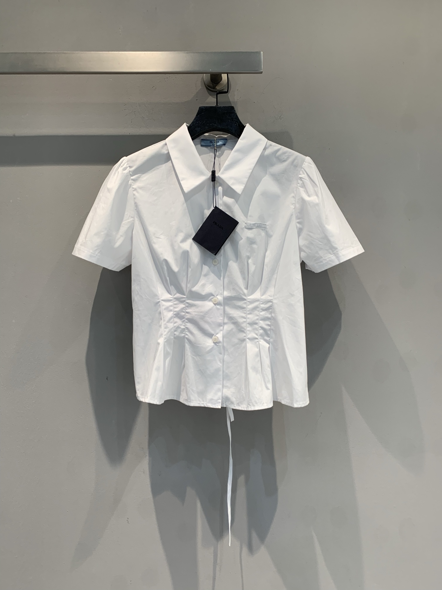 NO:762330,The new model is now shipping. The original developed Prad* spring and summer series waisted pleated shirts, front shoulder micro-puff short-sleeved design, simple and versatile, light and thin fabrics are perfect for spring and summer wear!  Pleats at the waist + straps at the back, modify the figure and give a girlish look. The white color is super easy to match, and can be easily used for commuting and leisure. Get the Korean girly style!  It looks great with jeans or skirts and is a must-have for everyday wear!  Size SML,,prada,skirts,jeans,shirts,T-shirt,19860909新款出货啦原版开发 Prad*春夏系列收腰压褶衬衫,正肩微泡短袖设计,简约百搭,轻薄面料超适合春夏穿！腰间压褶收腰+后腰绑带,修饰身形又有少女感,白色超好搭配,通勤休闲都能轻松驾驭,韩系少女风get！搭配牛仔裤或半裙都很出彩,日常穿搭必备！码数SML,,prada,skirts,jeans,shirts,T-shirt,,Women's clothing