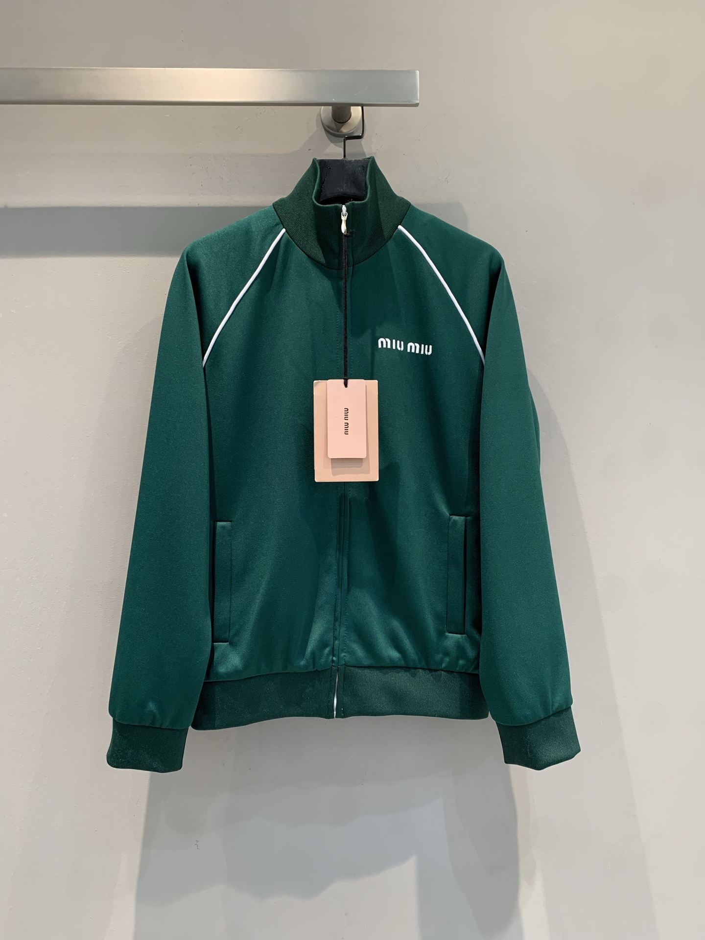 NO:758102,The new model is shipping. The original developed Miumi* early spring new green sports coat is made of polyester fiber, light and quick-drying, suitable for daily or sports wear. The stand-up collar + white contrasting lines are retro and fashionable, and the brand logo on the chest is very recognizable. The loose version is comfortable and energetic, and the green color is fresh, perfect for spring and autumn!  The zipper design is easy to put on and take off, and the pockets on both sides are practical and extra points. Pair it with the same series of sports pants or casual items to easily get a college or street style look!  Size SML,,miumiu,jackets & coats,19860909新款出货啦原版开发 Miumi*早春新款绿色运动外套,采用聚酯纤维,轻盈速干,适合日常或运动穿搭.立领+白色撞色线条,复古又时髦,胸前品牌标志超有辨识度.宽松版型,舒适又显活力,绿色配色清新,春秋季穿超合适！拉链设计方便穿脱,两侧口袋实用又加分.搭配同系列运动裤或休闲单品,轻松get学院风or街头风造型！码数SML,,miumiu,jackets & coats,,Women's clothing