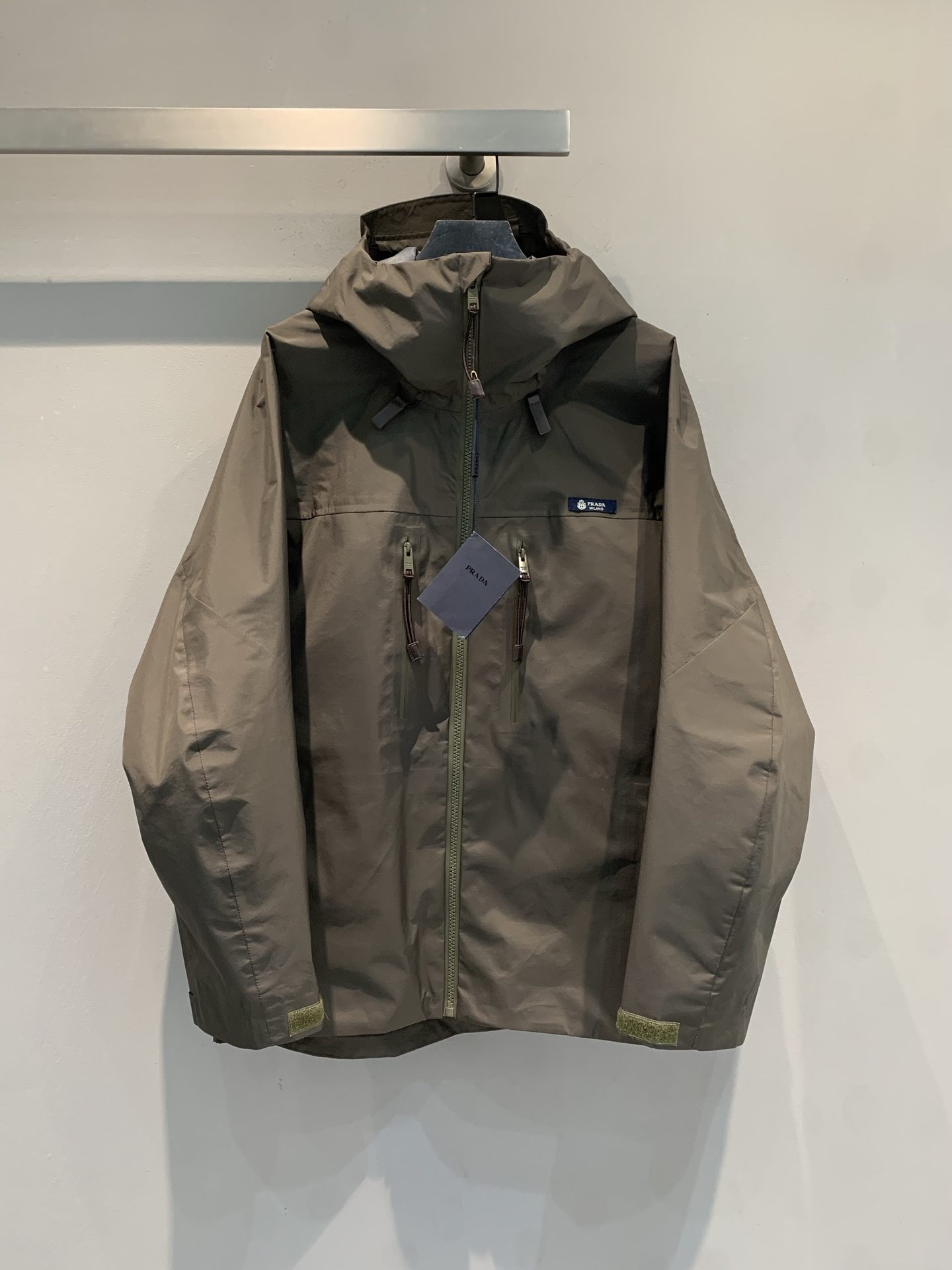 NO:758067,The new model is on the way. The original developed Prad* Horizon series of men's and women's unisex jackets are made of high-performance nylon fabric, windproof and water-repellent, and can easily cope with changing weather. Modular design, the shell or liner can be worn alone, or it can be combined into a complete thermal system, suitable for commuting and outdoor use!  Simple coffee color, calm and modern, full of urban adventure style, functional and fashionable, super stylish for daily wear!  Code number SML,,prada,19860909新款出货啦M 原版开发 Prad* Horizon系列男女同款冲锋衣,采用高性能尼龙面料,防风防泼水,轻松应对多变天气.模块化设计,可单独穿外壳或内胆,也能组合成完整保暖系统,通勤、户外都OK！简约咖色,沉稳又有现代感,都市探险风满满,功能与时尚兼具,日常穿搭超有型！码数SML,,prada,,Women's clothing