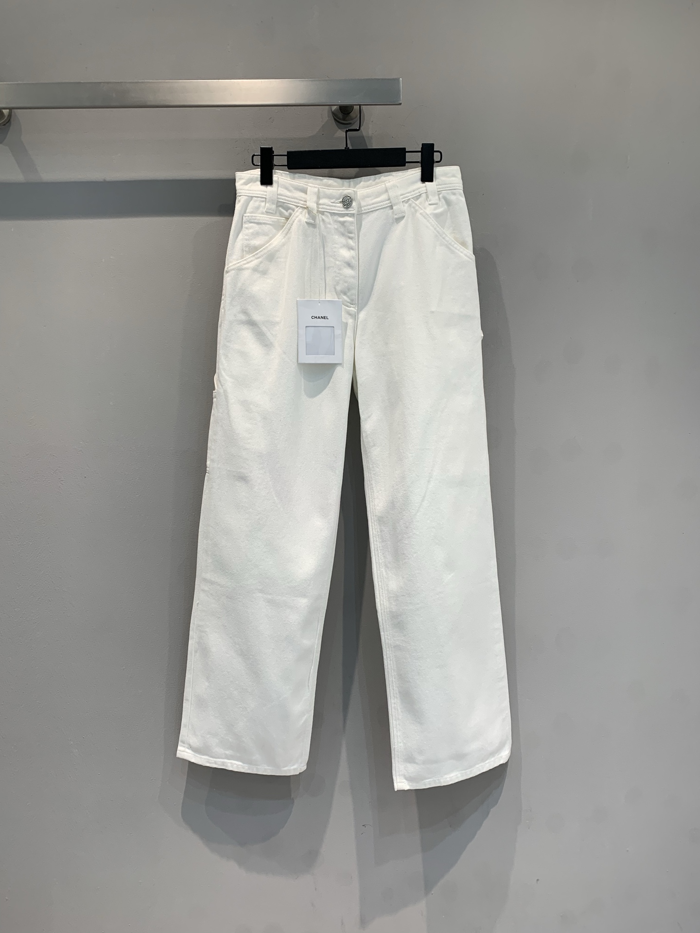 NO:758145,The new model has been shipped. The original version of the C family early spring series work style double C jeans has a loose straight fit, washed and distressed denim, full of retro feel. The large side pockets + double C logo details are practical and recognizable. The high waist design modifies the leg shape, and the floor-length pants are super long. They can be easily controlled for daily commuting or leisure, comfortable and fashionable!  Pair it with a simple top or sneakers to easily achieve a relaxed style~ Size 36 38 40,,chanel,sneakers,jeans,19860909新款出货啦 原版开发 C家早春系列工装风双C牛仔裤,宽松直筒版型,水洗做旧牛仔布,复古感满满.侧边大口袋+双C Logo细节,实用又有辨识度.高腰设计修饰腿型,拖地裤长超显腿长,日常通勤或休闲都能轻松驾驭,舒适又时髦！搭配简约上衣或运动鞋,轻松get松弛感穿搭风格～码数36 38 40,,chanel,sneakers,jeans,,Women's clothing