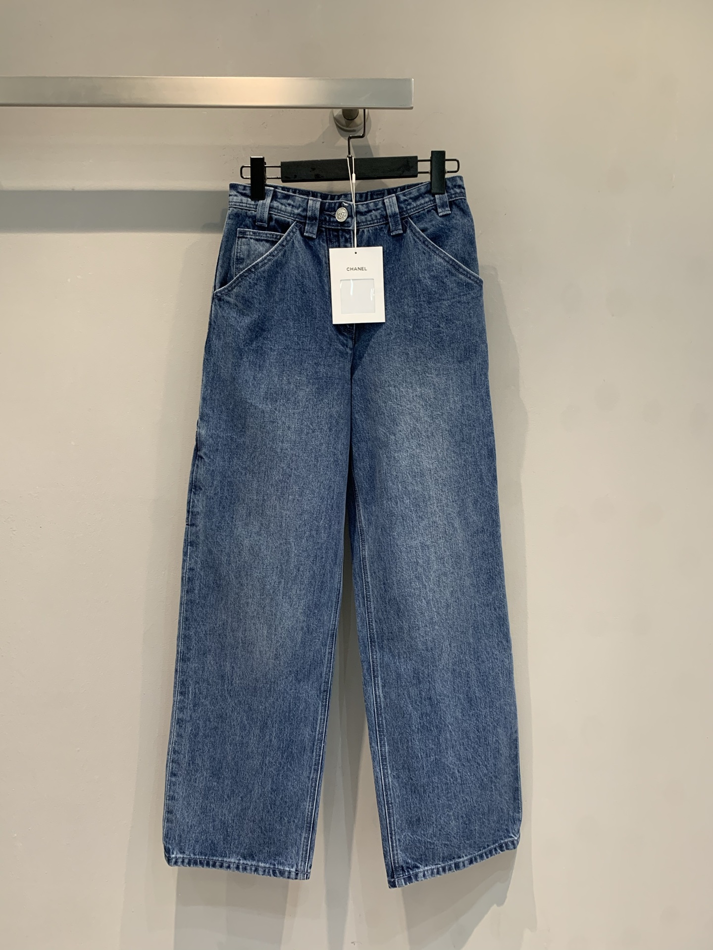 NO:758159,The new model has been shipped. The original version of the C family early spring series work style double C jeans has a loose straight fit, washed and distressed denim, full of retro feel. The large side pockets + double C logo details are practical and recognizable. The high waist design modifies the leg shape, and the floor-length pants are super long. They can be easily controlled for daily commuting or leisure, comfortable and fashionable!  Pair it with a simple top or sneakers to easily achieve a relaxed style~ Size 36 38 40,,chanel,sneakers,jeans,19860909新款出货啦 原版开发 C家早春系列工装风双C牛仔裤,宽松直筒版型,水洗做旧牛仔布,复古感满满.侧边大口袋+双C Logo细节,实用又有辨识度.高腰设计修饰腿型,拖地裤长超显腿长,日常通勤或休闲都能轻松驾驭,舒适又时髦！搭配简约上衣或运动鞋,轻松get松弛感穿搭风格～码数36 38 40,,chanel,sneakers,jeans,,Women's clothing