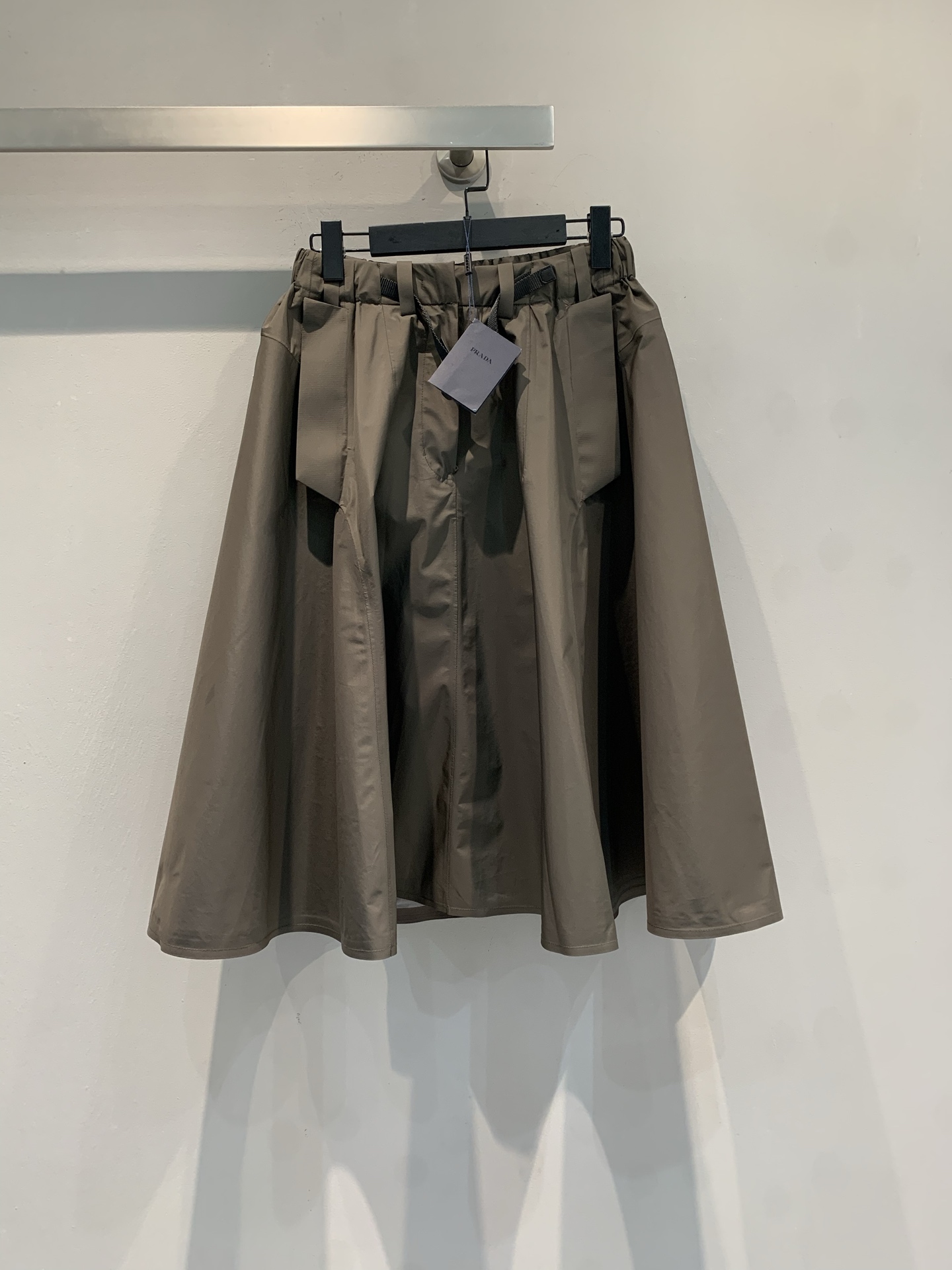 NO:758131,The new model has been shipped. The original development of Prad* early spring vacation series work style skirt, lightweight fabric, high-waisted A-line version, metal buckle belt at the waist is super design!  The skirt is loose and reaches the calf, with workwear elements + practical pockets, fashionable and practical. Pair it with a knitted vest or shirt to easily create a lazy and high-end atmosphere. It is suitable for commuting, light work, and daily outings. It is comfortable and stylish!  Size SML,,prada,skirts,shirts,19860909新款出货啦 原版开发 Prad*早春度假系列工装风半身裙,轻质面料,高腰A字版型,腰部金属扣腰带超有设计感！裙摆宽松及小腿,工装元素+实用口袋,时髦又实用.搭配针织背心或衬衫,轻松打造慵懒高级氛围,通勤、轻职场、日常出街都很适合,舒适又有型！码数SML,,prada,skirts,shirts,,Women's clothing