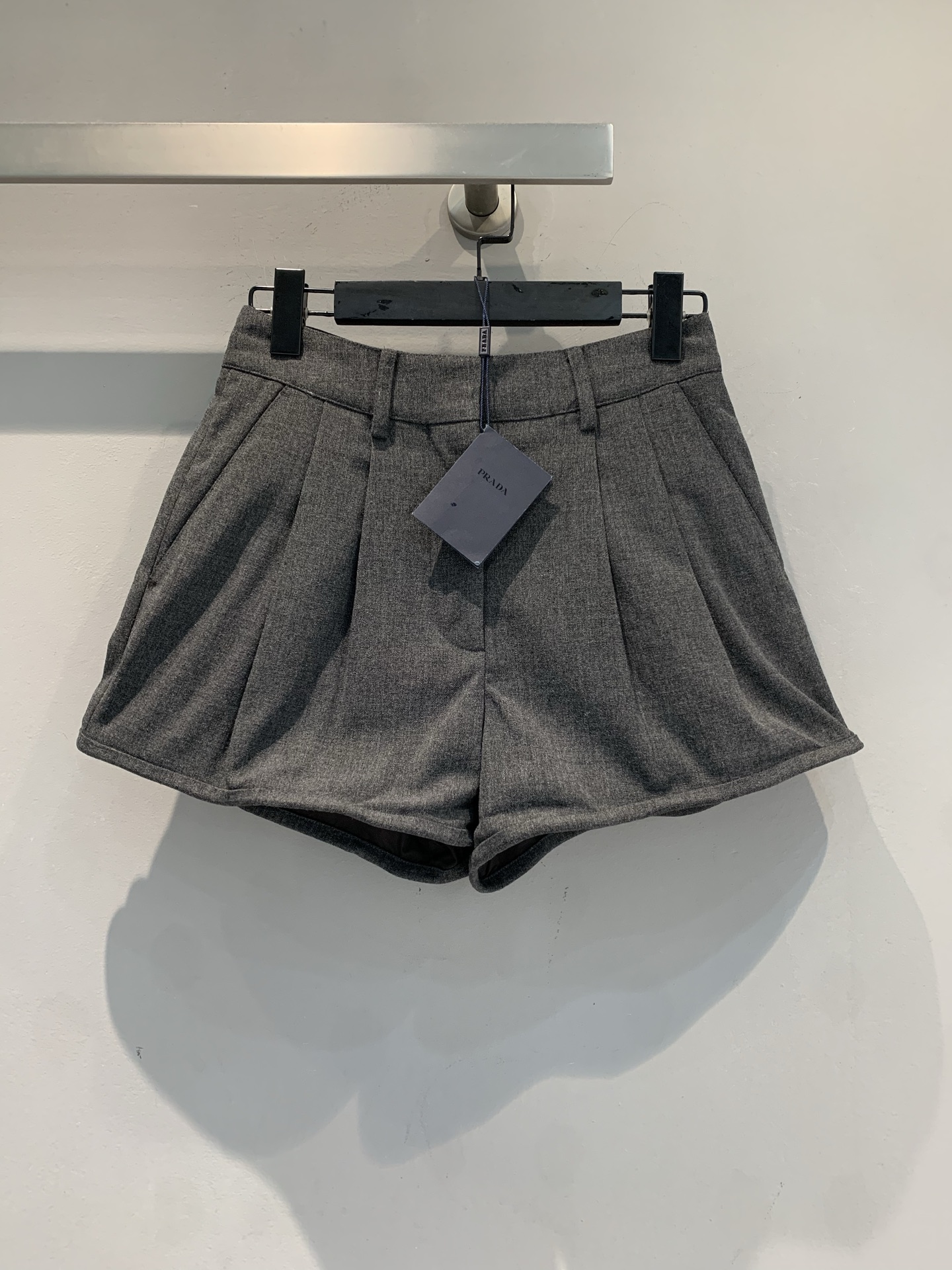 NO:758174,The new model is shipped. M original development Prad* early spring new gray high-waisted woolen shorts. Made of wool blended fabric, high waist + A-line wide leg design, slimming and flattering leg shape, pear-shaped body friendly ~ symmetrical pockets on the back, practical and detailed. The gray color is versatile and can be easily worn for commuting, dating, and daily life. It looks up with boots or high heels, and it is also very casual and fashionable with a sweater. Size SML, prada, boots, high  heels,hoodie,sweatshirts,shorts,sweaters,19860909新款出货啦M原版开发 Prad*早春新款灰色高腰毛呢短裤.采用羊毛混纺面料,高腰+A字阔腿设计,显瘦又修饰腿型,梨形身材友好～后侧有对称口袋,实用又有细节感.灰色百搭,通勤、约会、日常都能轻松驾驭,搭配长靴或高跟鞋气质up,配毛衣卫衣也很休闲时髦.码数SML,,prada,boots,high heels,hoodie,sweatshirts,shorts,sweaters,,Women's clothing