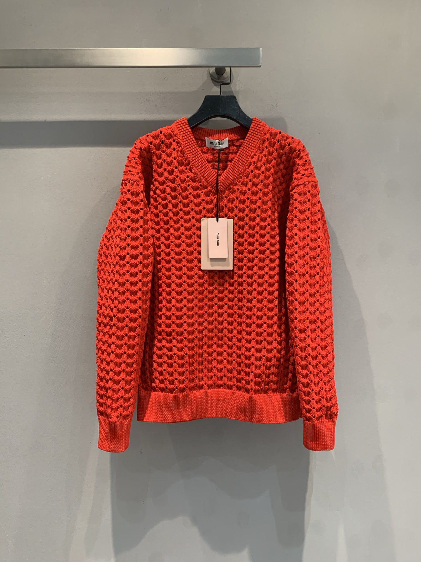 NO:759640,The new model has been shipped. M Miumi* early spring new red V-neck knitted sweater, using thick knitting technology, the three-dimensional texture is super textured!  The V-neck design modifies the neck line, and the cuffs and hem are ribbed for warmth and fit. The bright red color is super eye-catching and can be easily worn during festivals or daily life. It goes well with jeans and skirts. The knitted fabric is soft and comfortable, perfect for autumn and winter, fashionable and practical!  Code numberSML,,miumiu,skirts,jeans,sweaters,19860909新款出货啦M Miumi*早春新款红色V领针织毛衣,采用粗针织工艺,立体纹理超有质感！V领设计修饰颈部线条,袖口和下摆罗纹收口,保暖又贴合.鲜艳红色超吸睛,节日或日常都能轻松驾驭,搭配牛仔裤、半裙都很出彩～针织面料柔软舒适,秋冬穿超合适,时髦又实用！码数SML,,miumiu,skirts,jeans,sweaters,,Women's clothing