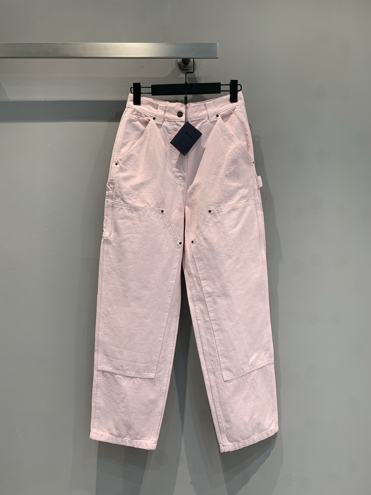 NO:759633,The new model has been shipped. The original development of Prad* early spring new pink work jeans are made of high-quality denim. The cherry blossom pink color is super soft. The work style design + multiple pockets are practical and stylish. The straight cut shows long legs and is very friendly to small people. It is just right for spring and autumn. Pair it with a jacket or striped vest of the same color to easily get a sweet and cool style. It is a high-end fashion item. Sisters who like unique style don’t miss it!  Size SML,,prada,jeans,jackets & coats,19860909新款出货啦 原版开发 Prad*早春新款粉色工装牛仔裤,采用高品质牛仔布,樱花粉色调超温柔,工装风设计+多口袋,实用又有型.直筒剪裁显腿长,对小个子超友好,春秋穿刚刚好.搭配同色夹克或条纹背心,轻松get甜酷风,日常出街、拍照都很出片.属于高端时尚单品,喜欢独特风格的姐妹别错过！码数SML,,prada,jeans,jackets & coats,,Women's clothing
