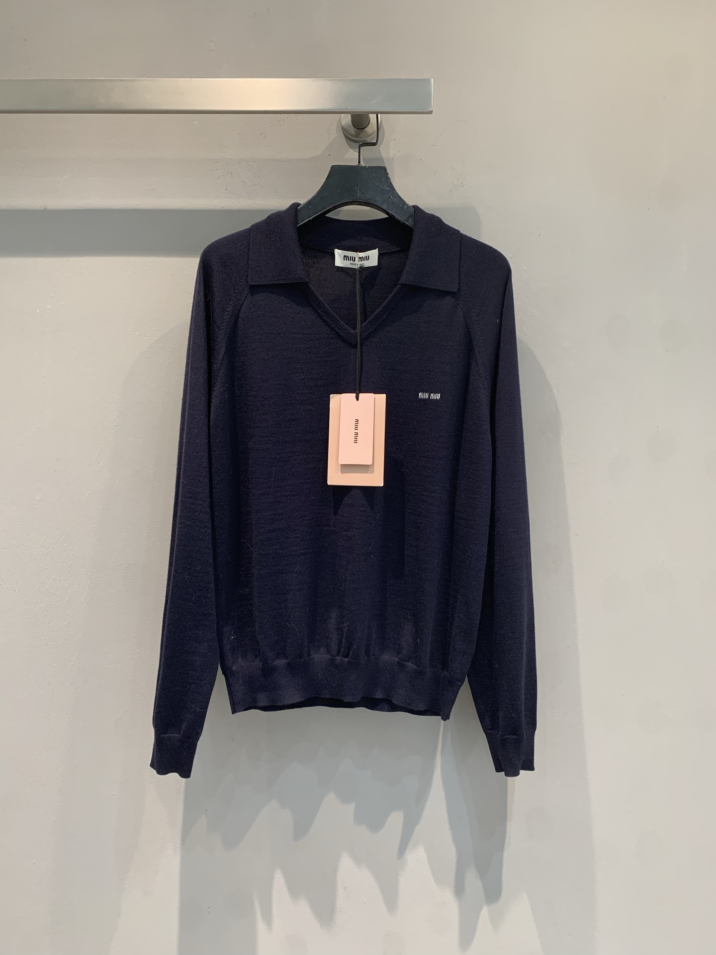 NO:791949,The new model has been shipped. The original developed Miumi* early spring series letter logo wool Polo sweater is soft and skin-friendly, and is super comfortable to wear in spring and autumn!  Polo collar + V-neck design, full of college style, layered shirts have a layered look. The intarsia logo on the chest is very recognizable, the raglan sleeves are free to move, and the ribbed cuffs and hem are warm and neat. It looks great with jeans or skirts, and can be easily worn for commuting and leisure!  Size SML,,miumiu,skirts,jeans,sweaters,shirts,19860909新款出货啦 原版开发 Miumi*早春系列字母logo羊毛Polo毛衣,柔软亲肤,春秋穿超舒服！Polo领+V领设计,学院风满满,叠穿衬衫层次感up.胸前嵌花徽标超有辨识度,插肩袖活动自如,罗纹袖口和下摆保暖又利落.配牛仔裤或半裙都很出彩,通勤休闲都能轻松驾驭！码数SML,,miumiu,skirts,jeans,sweaters,shirts,,Women's clothing