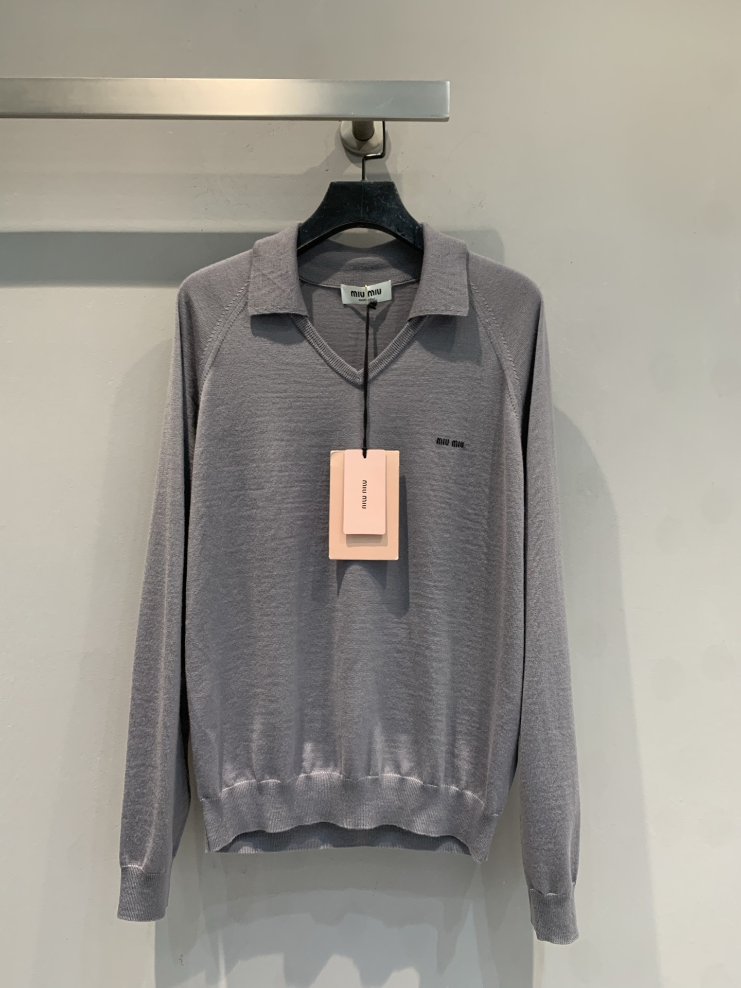 NO:791945,The new model has arrived. M is the original developed Miumi* early spring series letter logo wool Polo sweater. It is soft and skin-friendly, and is super comfortable to wear in spring and autumn!  Polo collar + V-neck design, full of college style, layered shirts have a layered look. The intarsia logo on the chest is very recognizable, the raglan sleeves are free to move, and the ribbed cuffs and hem are warm and neat. It looks great with jeans or skirts, and can be easily worn for commuting and leisure!  Size SML,,miumiu,skirts,jeans,sweaters,shirts,19860909新款出货啦M 原版开发 Miumi*早春系列字母logo羊毛Polo毛衣,柔软亲肤,春秋穿超舒服！Polo领+V领设计,学院风满满,叠穿衬衫层次感up.胸前嵌花徽标超有辨识度,插肩袖活动自如,罗纹袖口和下摆保暖又利落.配牛仔裤或半裙都很出彩,通勤休闲都能轻松驾驭！码数SML,,miumiu,skirts,jeans,sweaters,shirts,,Women's clothing