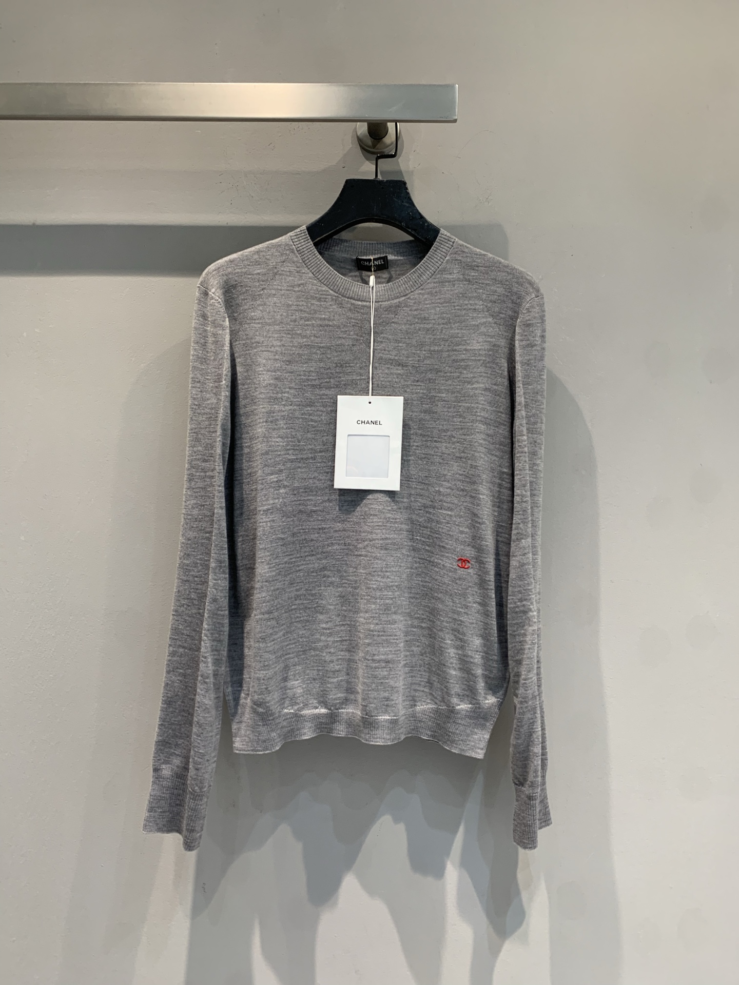 NO:791936,The new model has been shipped. The original development is C's new early spring double C gray cashmere sweater, the same style as Jennie's. It is made of 16-needle ultra-fine cashmere, soft and skin-friendly, and super comfortable to wear in spring and autumn!  The gray is low-key and versatile, and the red logo on the chest is very recognizable. The round neck design is simple and elegant, and it looks great when worn alone or layered with a white shirt. It can be easily used in daily commuting, and it is a must-have for fashionistas!  Code number 36 38 40,,chanel,shirts,19860909新款出货啦 原版开发 C家早春新款双C灰色羊绒衫,Jennie同款,采用16针超细羊绒,柔软亲肤,春秋穿超舒服！灰色低调百搭,胸前红色小标超有辨识度.圆领设计简约大方,单穿或叠搭白衬衫都很出彩,通勤日常都能轻松驾驭,时髦精必入！码数36 38 40,,chanel,shirts,,Women's clothing