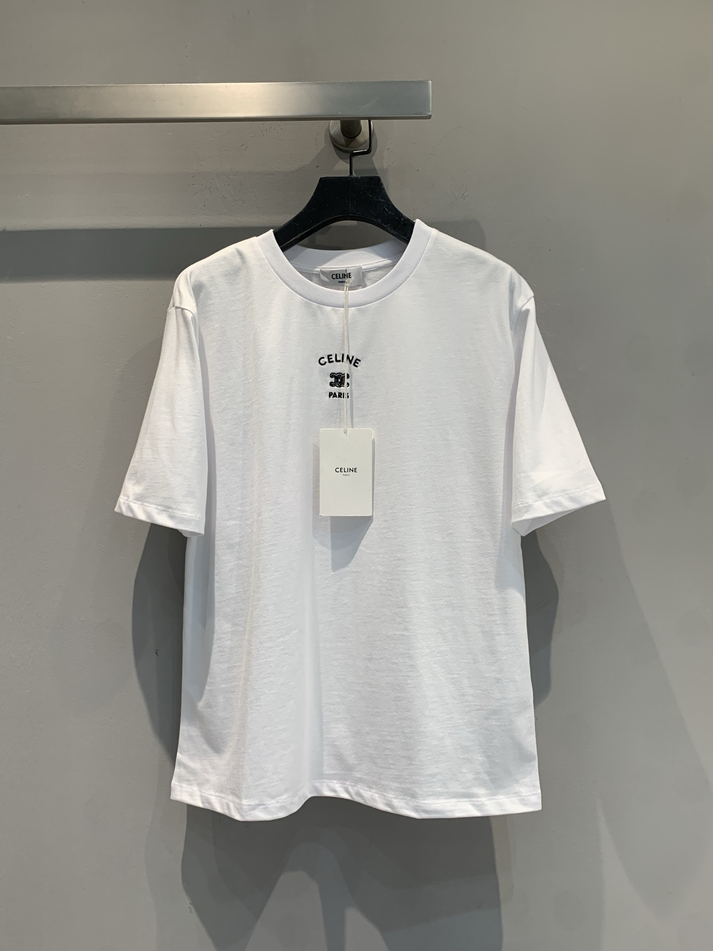 NO:761280,The new model has been shipped. M is originally developed by Celin* Spring and Summer Series Arc de Triomphe embroidered letters short-sleeved T-shirt, made of 290 grams of heavy cotton, soft and breathable, super comfortable to wear in summer!  The loose version can be easily worn by both men and women. It has a simple round neck and a small logo, which is low-key and textured. Pair it with jeans or cargo shorts and easily get Korean street style ~ It is suitable for daily leisure and commuting. It is comfortable and fashionable. It is a must-have item in the wardrobe!  Size SML,,celine,shorts,jeans,T-shirt,tees,t-shirt,19860909新款出货啦M 原版开发 Celin*春夏系列凯旋门刺绣字母短袖T恤,采用290克重磅纯棉,柔软透气,夏天穿超舒服！宽松版型,男女都能轻松驾驭,简约圆领+小logo,低调又有质感.随手搭牛仔裤或工装短裤,轻松get韩系街头风～日常休闲、通勤都很适合,舒适又时髦,是衣橱必备单品！码数SML,,celine,shorts,jeans,T-shirt,tees，t-shirt,,Women's clothing