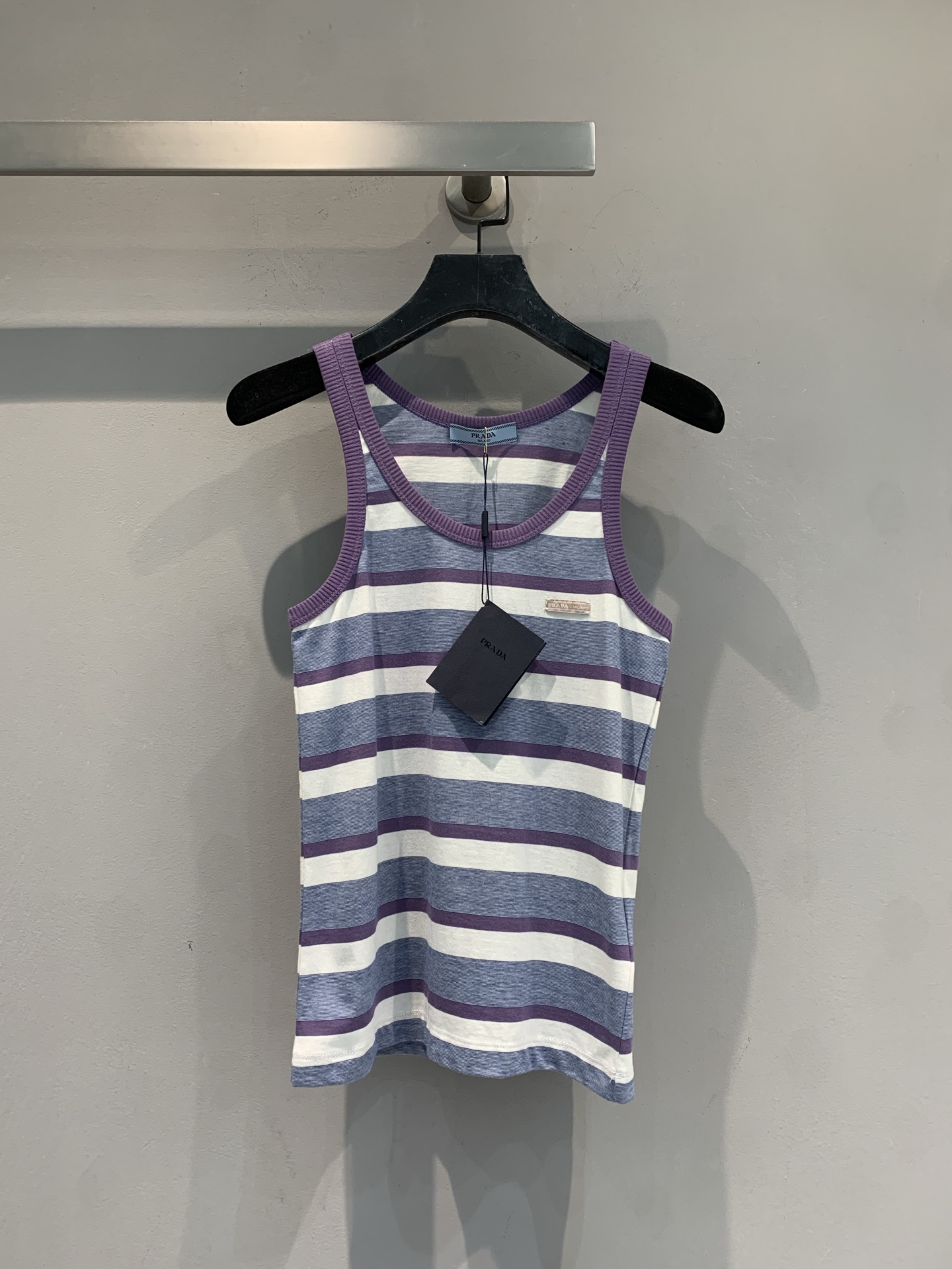 NO:761318,The new model is on the way. M originally developed by Prad* spring and summer series contrasting striped vest, Modi blue + purple + white stripes, simple and recognizable. Made of pure cotton, soft and comfortable, perfect for spring and summer!  Sleeveless design + chest logo, full of brand sense. It can be easily matched for daily life and vacation. It is OK to wear alone or layered. It is fashionable and practical, with both texture and design. Sisters who like high-end fashion don’t miss it ~ Size SML,, prada,19860909新款出货啦M 原版开发 Prad*春夏系列撞色条纹背心,莫迪蓝+紫色+白色条纹,简约又有辨识度.纯棉材质,柔软舒适,春夏穿超合适！无袖设计+胸前Logo,品牌感满满.日常、度假都能轻松搭配,单穿或内搭都很OK,时尚又实用,质感与设计感兼具,喜欢高端时尚的姐妹别错过啦～码数SML,,prada,,Women's clothing