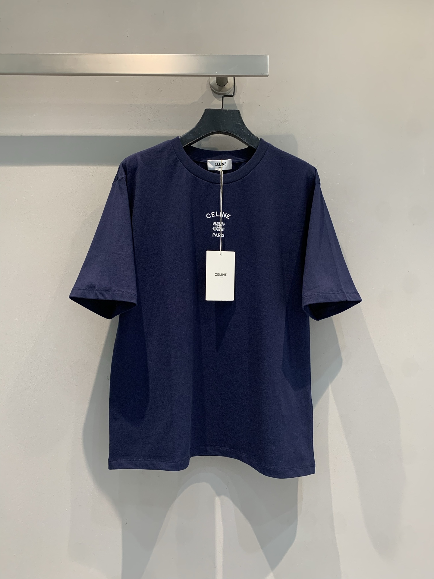 NO:761303,The new model has been shipped. M is originally developed by Celin* Spring and Summer Series Arc de Triomphe embroidered letters short-sleeved T-shirt, made of 290 grams of heavy cotton, soft and breathable, super comfortable to wear in summer!  The loose version can be easily worn by both men and women. It has a simple round neck and a small logo, which is low-key and textured. Pair it with jeans or cargo shorts and easily get Korean street style ~ It is suitable for daily leisure and commuting. It is comfortable and fashionable. It is a must-have item in the wardrobe!  Size SML,,celine,shorts,jeans,T-shirt,tees,t-shirt,19860909新款出货啦M 原版开发 Celin*春夏系列凯旋门刺绣字母短袖T恤,采用290克重磅纯棉,柔软透气,夏天穿超舒服！宽松版型,男女都能轻松驾驭,简约圆领+小logo,低调又有质感.随手搭牛仔裤或工装短裤,轻松get韩系街头风～日常休闲、通勤都很适合,舒适又时髦,是衣橱必备单品！码数SML,,celine,shorts,jeans,T-shirt,tees，t-shirt,,Women's clothing