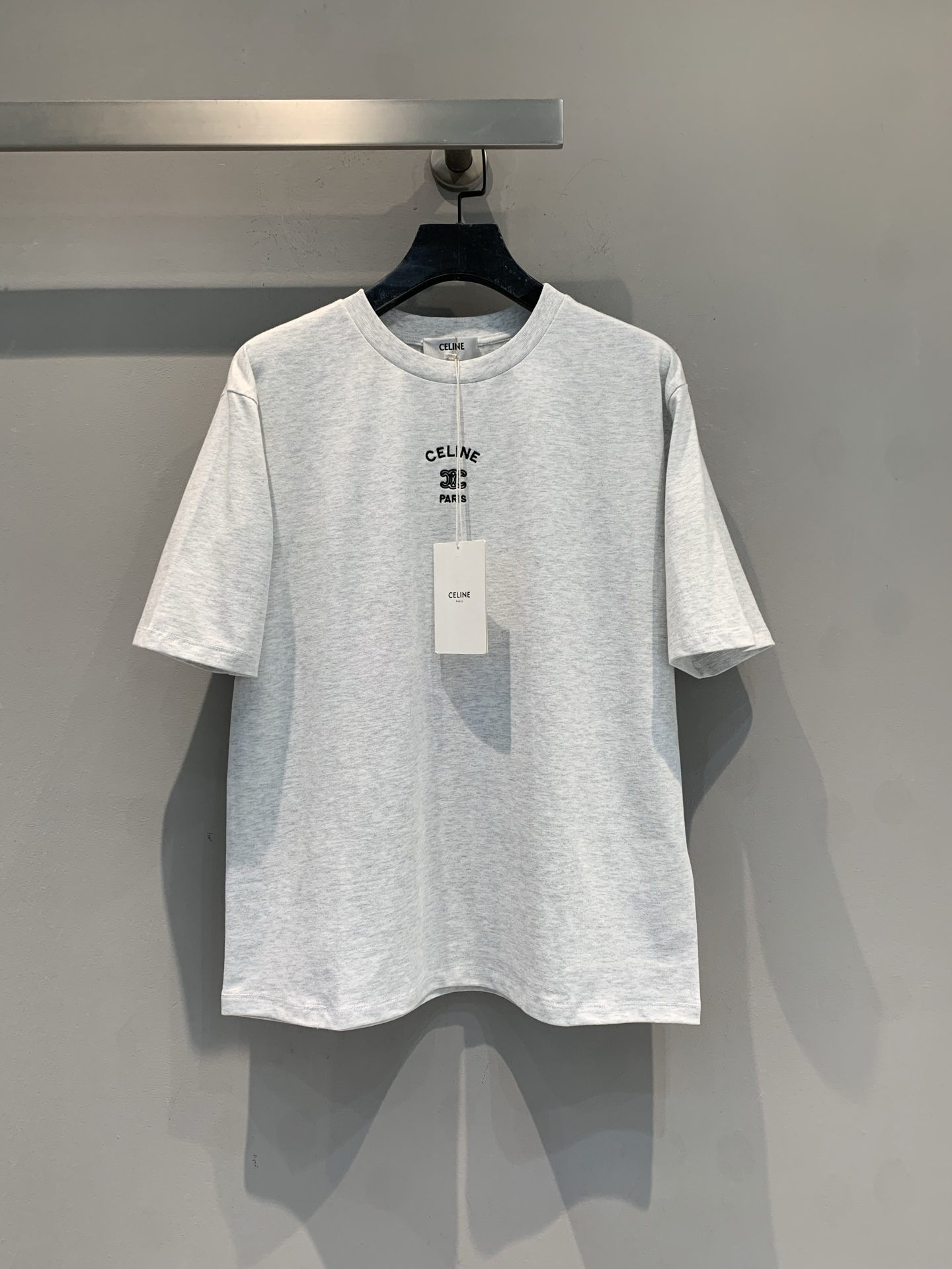 NO:761293,The new model has been shipped. The original development of Celin* spring and summer series Arc de Triomphe embroidered letter short-sleeved T-shirt is made of 290 grams of heavyweight cotton, soft and breathable, and super comfortable to wear in summer!  The loose version can be easily worn by both men and women. It has a simple round neck and a small logo, which is low-key and textured. Pair it with jeans or cargo shorts and easily get Korean street style ~ It is suitable for daily leisure and commuting. It is comfortable and fashionable. It is a must-have item in the wardrobe!  Size SML,,celine,shorts,jeans,T-shirt,tees,t-shirt,19860909新款出货啦原版开发 Celin*春夏系列凯旋门刺绣字母短袖T恤,采用290克重磅纯棉,柔软透气,夏天穿超舒服！宽松版型,男女都能轻松驾驭,简约圆领+小logo,低调又有质感.随手搭牛仔裤或工装短裤,轻松get韩系街头风～日常休闲、通勤都很适合,舒适又时髦,是衣橱必备单品！码数SML,,celine,shorts,jeans,T-shirt,tees，t-shirt,,Women's clothing