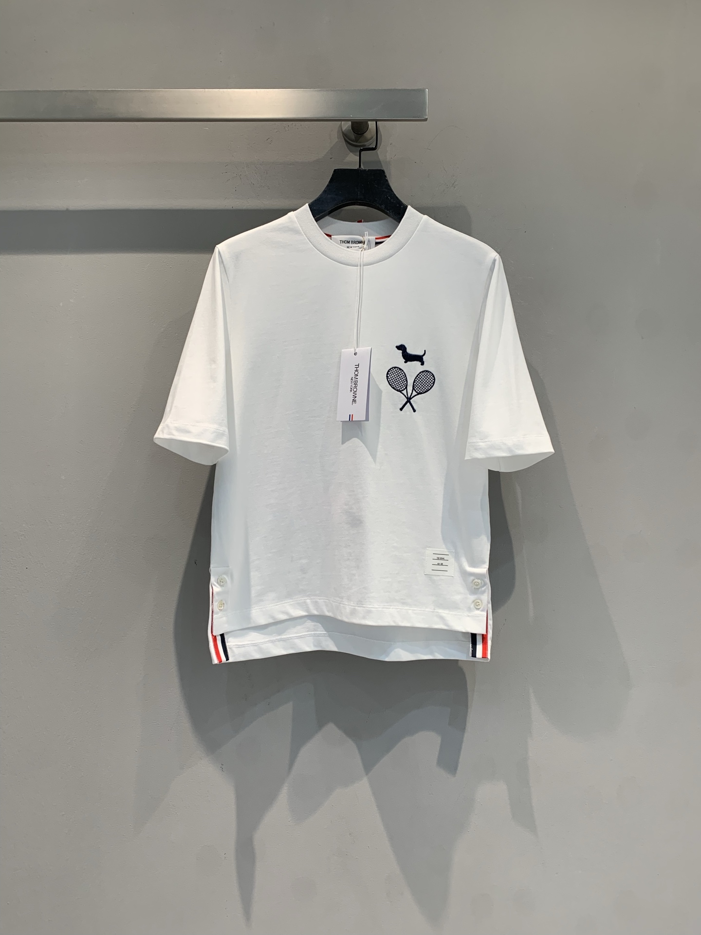 NO:761313,The new model is shipping. The original development TB spring and summer new tennis embroidered white short-sleeved T-shirt. Made of light and breathable cotton fabric, super comfortable to wear in summer!  The tennis racket and dachshund dog patterns on the front are full of sportiness and super fun. The button slit design at the hem is full of details and looks great with a tennis skirt or sports pants. It can be easily used in daily casual and sports scenes, comfortable and personalized, a must-buy for tennis lovers!  Size SML,,skirts,T-shirt,tees,t-shirt,19860909新款出货啦原版开发 TB春夏新款网球刺绣白色短袖T恤.采用轻薄透气棉质面料,夏天穿超舒服！正面网球拍和腊肠狗图案,运动感满满又超有趣.下摆纽扣开衩设计,细节感拉满,搭配网球裙或运动裤都很出彩.日常休闲、运动场景都能轻松驾驭,舒适又有个性,网球爱好者必入！码数SML,,skirts,T-shirt,tees，t-shirt,,Women's clothing