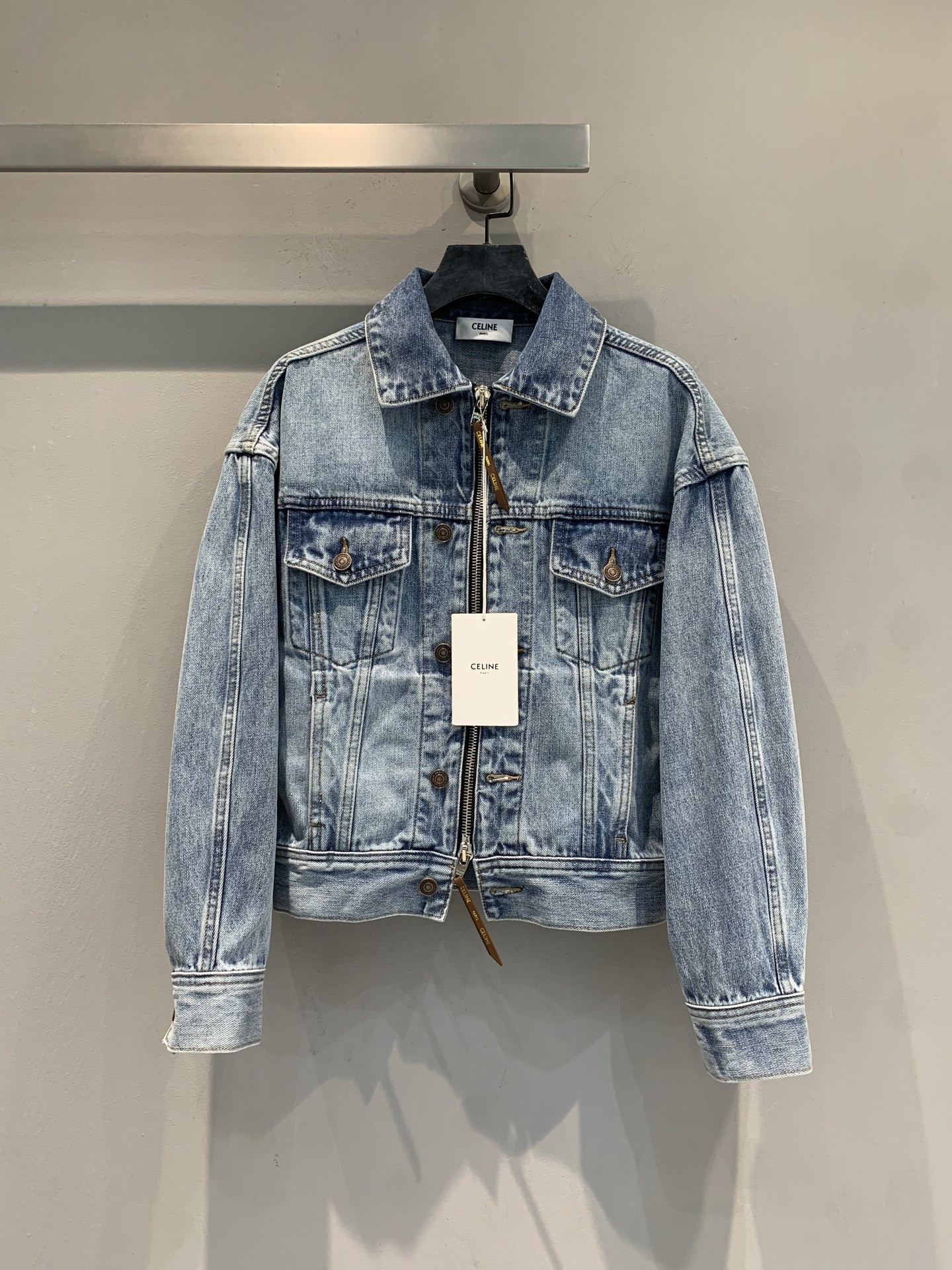 NO:761328,The new model has been shipped. The original development of Celin*'s new leather brand denim jacket for early spring. It is made of washed blue denim fabric and has a retro and old-fashioned texture!  Zipper closure + chest flap pocket, practical and fashionable. The chain details on the sleeves are detachable, and the embossed leather patch on the back makes it perfect for brand recognition!  Short cut, paired with high-waisted pants or skirts, you can easily create the street style of the 70s and 80s. It is suitable for daily commuting or leisure. It has both retro and modern feel. You will look fashionable when you wear it!  Size SML,,celine,skirts,jackets & coats,19860909新款出货啦原版开发 Celin*早春新款皮牌牛仔外套.采用水洗蓝单宁布,复古做旧质感超有范！拉链开合+胸前翻盖口袋,实用又时髦.衣袖链条细节可拆卸,背面压纹皮革贴片,品牌辨识度满分！短款剪裁,搭配高腰裤或裙装,轻松打造70、80年代街头风,日常通勤或休闲都很适合,复古与现代感兼具,穿上就是时髦本人！码数SML,,celine,skirts,jackets & coats,,Women's clothing