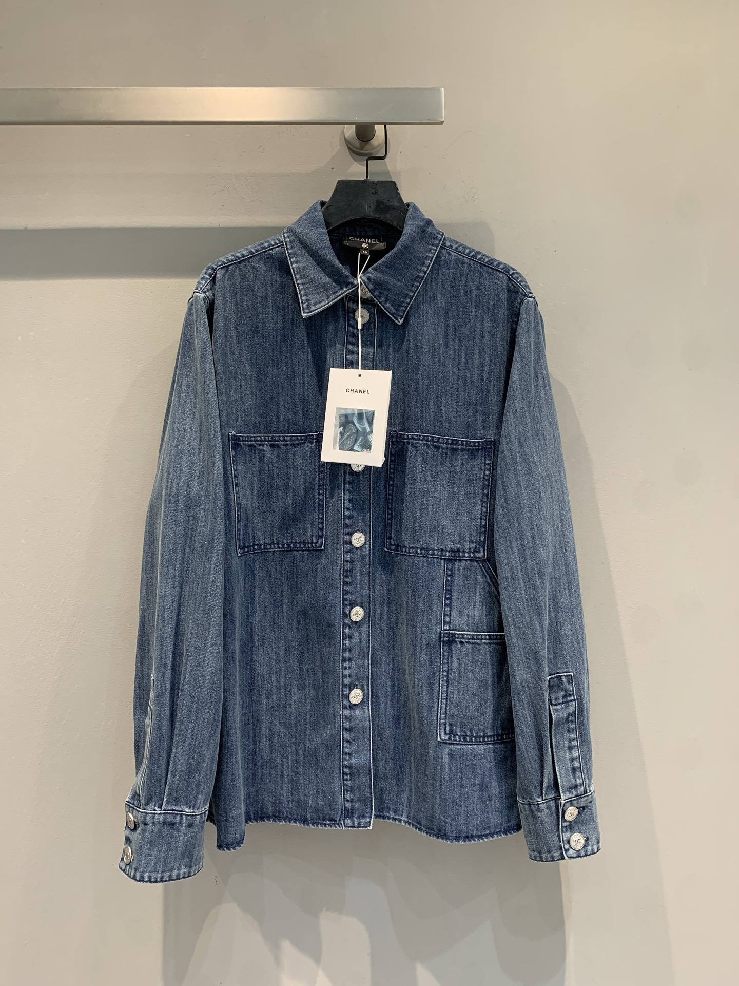 NO:762322,Equipped with a dust bag, the new model M comes with a dust bag. The original development of the C family early spring series double C pocket denim jacket, retro blue denim, soft cotton fabric, comfortable and crisp to wear. Classic lapel + symmetrical pockets, exquisite details, neat buttons and wiring. The version is loose, suitable for wearing alone or layered, and can be easily used for commuting and leisure. The double C dark pattern design is very recognizable, it is Vivienne Westwood's farewell work, and it is full of collection value!  Size 36 38 40,,chanel,jackets & coats,19860909配防尘袋新款出货啦M 配防尘袋.原版开发 C家早春系列双C口袋牛仔外套,复古蓝色丹宁,柔软棉质面料,穿着舒适又挺括.经典翻领+对称口袋,细节精致,纽扣和走线都很工整.版型宽松,单穿或叠搭都很OK,通勤休闲都能轻松驾驭.双C暗纹设计超有辨识度,是Vivienne Westwood的告别之作,收藏价值满满！码数36 38 40,,chanel,jackets & coats,,Women's clothing